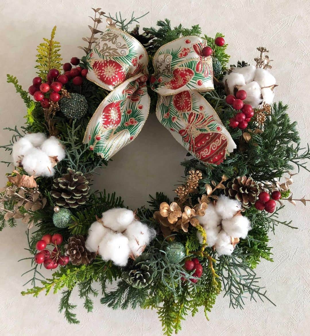 のインスタグラム：「報道官秘書のエミさんのクリスマスリース🎄 素敵なので、おうちの方のもみたい〜とお願いしたら、写真撮ってくれました。 こちらのバージョンも可愛いですね❤️ . #usa #america #studyabroad #christmaswreath #holidayseason #christmasdecorations #handmade #freshtree #cotton #アメリカ #留学 #クリスマスリース #良い香り #手作り #ホリデーシーズン #クリスマス #フラワーアレンジメント #かわいい #12月 #リース #リボン #コットン」