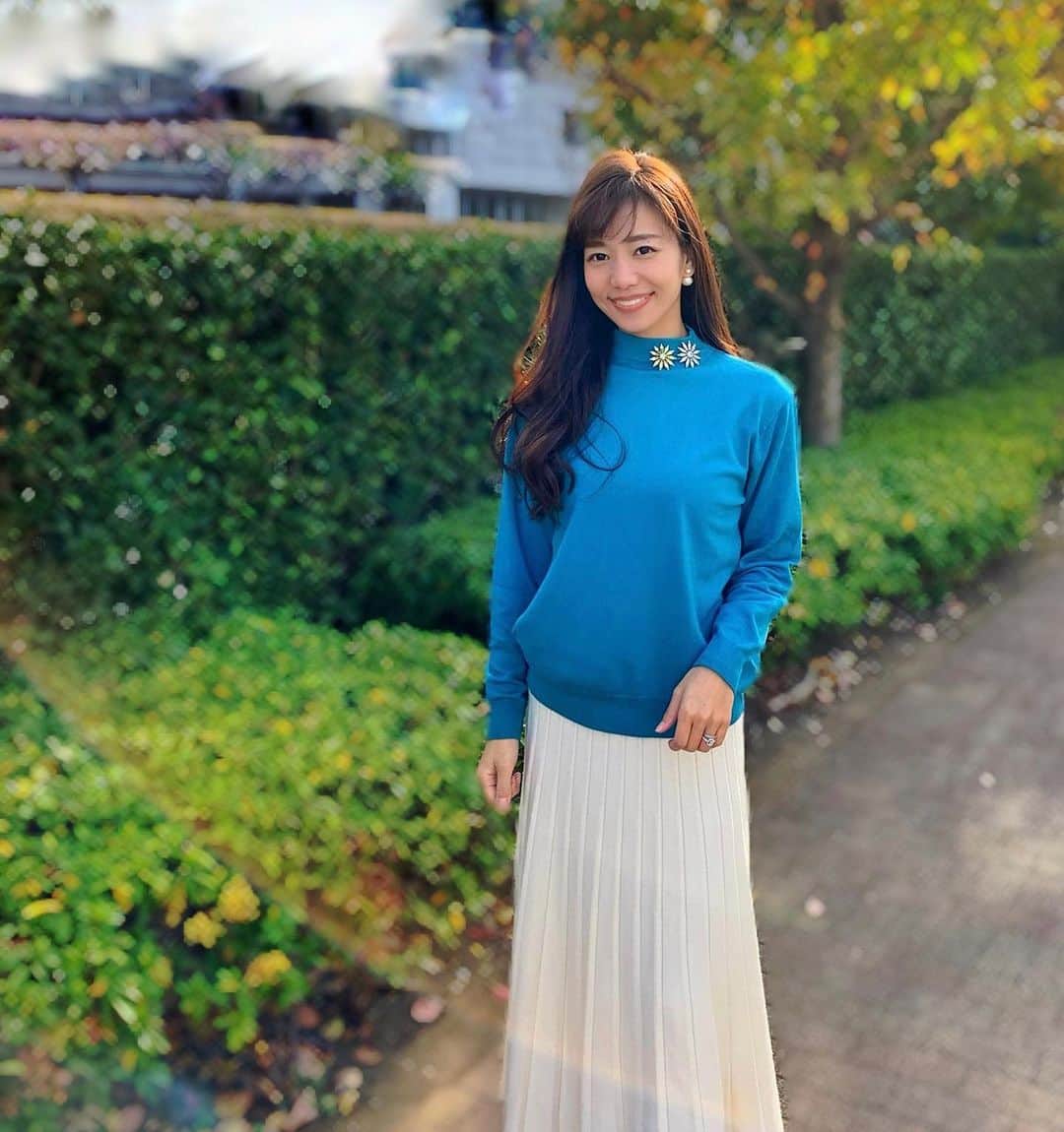 福山唯のインスタグラム：「写真に虹ができてた🌈✨ . . 綺麗なブルーのニット☺️💙 @kuih_store ニットの新作は、柔らかくてさらっとして、光沢を感じる素材でした。 プチプラだから鮮やかな色に挑戦するのにも良いね♪ . . スタンドカラー部分にお気に入りのブローチを着けたよ💠 . . #coordinate #knit #kuih #kuihst #blue #コーディネート　#ニット　#クイ　#スタンドカラー　#ターコイズブルー 💙」