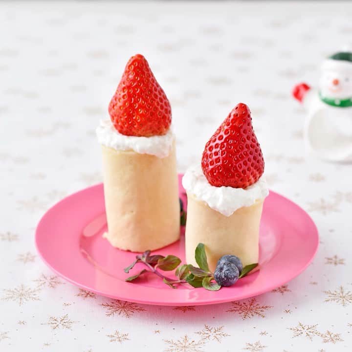 HAPIKU HAPIKU（ハピク）のインスタグラム：「★もうすぐクリスマス★ いちごをろうそくの炎に見立てたクレープです。 かわいい見た目で子どもも喜ぶこと間違いなし♪ バナナのカリウム・食物繊維、いちごのビタミンCがたっぷり摂れますよ。 ============================= 「もうひとつ！」のリクエストが殺到しそう キャンドルクレープ https://shoku.hapiku.com/recipe_idea/baby/0397/ レシピなど詳細はプロフィールのリンクからも見ることができますよ！ ============================== #HAPIKU #HAPIKUレシピ #保育園給食のHAPIKU #保育園給食メニュー #保育園給食レシピ #食育のHAPIKU #乳幼児の食情報 #乳幼児のごはん #保育園 #保育園給食 #保育園おやつ #保育園弁当 #保育園栄養士 #食育 #子育て #こどもごはん #こどものおやつ #こどものいる暮らし #新米ママ #幼児食レシピ #幼児食 #クリスマスごはん #クリスマスレシピ #クリスマス料理 #クリスマスケーキ手作り #クリスマスケーキデコレーション」