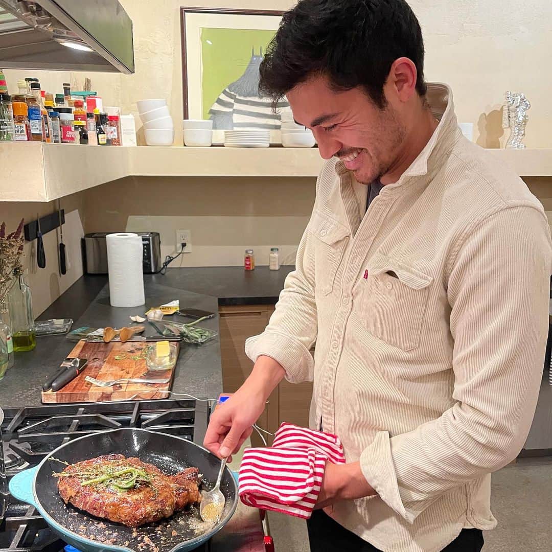 Livさんのインスタグラム写真 - (LivInstagram)「Married, pandemic, pregnant life. Baby needs protein and iron, so happy daddy can cook! Thanks for taking such good care of us @henrygolding 🥩🥦🥔✨ #reversesear #heartalignedeating」12月19日 12時37分 - livlogolding