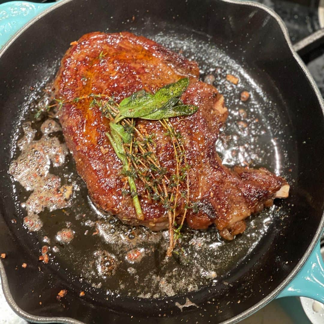 Livさんのインスタグラム写真 - (LivInstagram)「Married, pandemic, pregnant life. Baby needs protein and iron, so happy daddy can cook! Thanks for taking such good care of us @henrygolding 🥩🥦🥔✨ #reversesear #heartalignedeating」12月19日 12時37分 - livlogolding