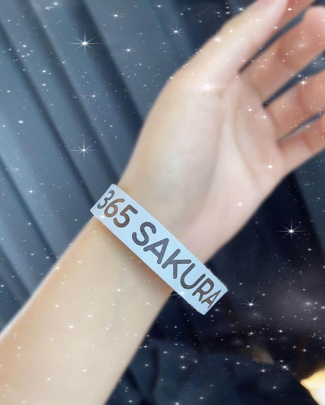SAKURAさんのインスタグラム写真 - (SAKURAInstagram)「こんにちは！🌸﻿ ﻿ ﻿ ﻿ いよいよ明日は！﻿ 「BsGirls LIVE 2020 ～For you.～」🎶﻿ ドキドキワクワク😳💭﻿ 今はワクワクの方が勝ってます🤣﻿ 明日になったら緊張するんだろうなあ😅﻿ ﻿ ﻿ ﻿ じゃーん！！！！！﻿ 私も、BsGirlsライブTシャツ着てみました〜！🥰﻿ とても可愛くてすごくお気に入りです✨✨﻿ そして、BsGirls本革製ブレスレット！！﻿ 私のカラーは、パステルブルーです🎶💎🌸﻿ ﻿ ﻿ ﻿ ﻿ 皆様、是非GETして下さいね💗﻿ お揃いにしましょう☺️🎶﻿ ﻿ ﻿ ﻿ ﻿ ではでは、﻿ 素敵な午後をお過ごし下さいね✨﻿ ﻿ ﻿ ﻿ ﻿ #bs2020 #buffaloes #baseball #orixbuffaloes #npb  #プロ野球 #野球女子 #野球好き #ユニフォーム  #live #foryou #2020 #ワンマンライブ #グッズ #tシャツ  #ブレスレット #メンバーカラー #パステルカラー  #instagood #instagram #selfie #smile  #sakura_365 #sakura #bsgirls #🌸」12月19日 12時38分 - sakura_bsgirls_365
