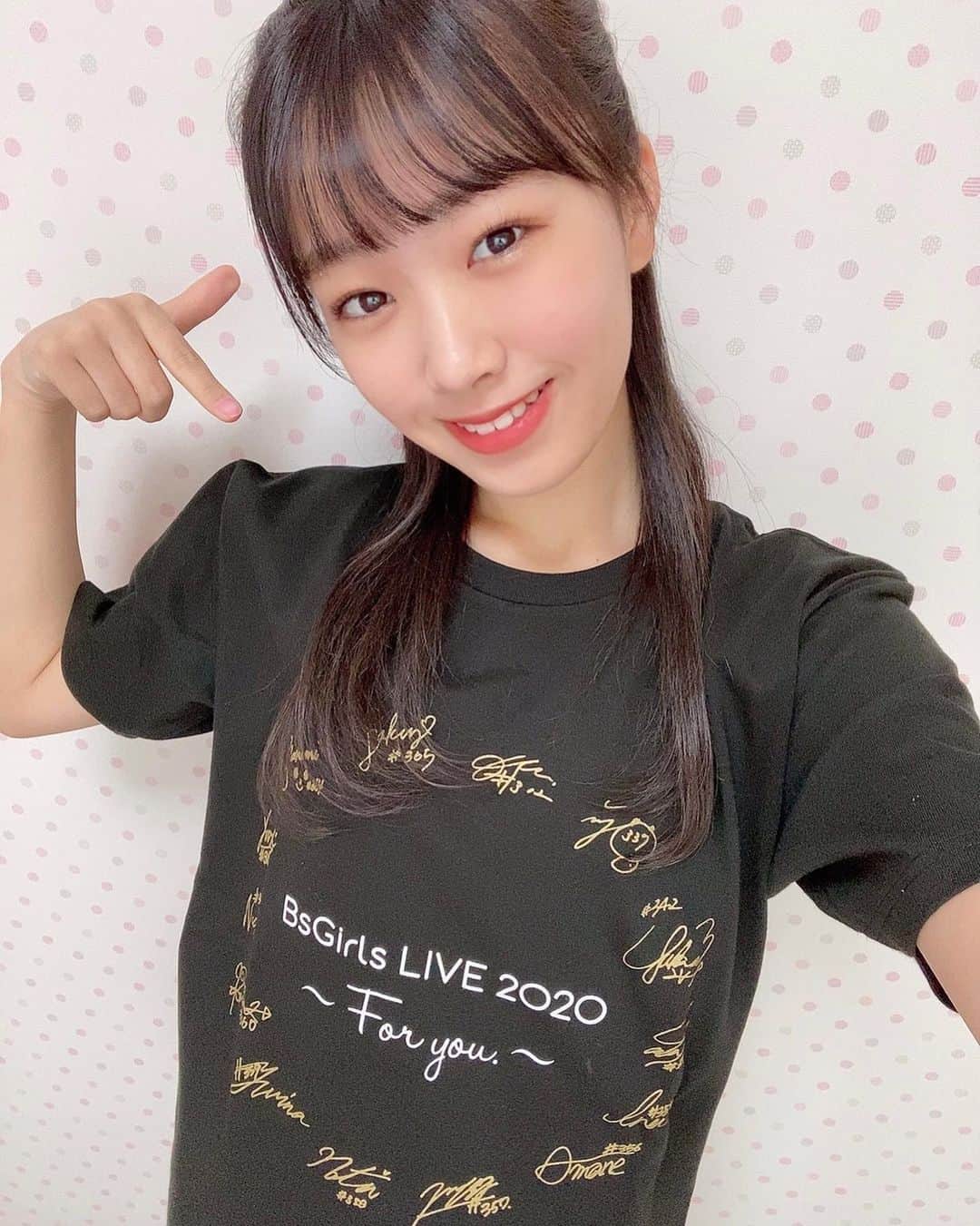 SAKURAさんのインスタグラム写真 - (SAKURAInstagram)「こんにちは！🌸﻿ ﻿ ﻿ ﻿ いよいよ明日は！﻿ 「BsGirls LIVE 2020 ～For you.～」🎶﻿ ドキドキワクワク😳💭﻿ 今はワクワクの方が勝ってます🤣﻿ 明日になったら緊張するんだろうなあ😅﻿ ﻿ ﻿ ﻿ じゃーん！！！！！﻿ 私も、BsGirlsライブTシャツ着てみました〜！🥰﻿ とても可愛くてすごくお気に入りです✨✨﻿ そして、BsGirls本革製ブレスレット！！﻿ 私のカラーは、パステルブルーです🎶💎🌸﻿ ﻿ ﻿ ﻿ ﻿ 皆様、是非GETして下さいね💗﻿ お揃いにしましょう☺️🎶﻿ ﻿ ﻿ ﻿ ﻿ ではでは、﻿ 素敵な午後をお過ごし下さいね✨﻿ ﻿ ﻿ ﻿ ﻿ #bs2020 #buffaloes #baseball #orixbuffaloes #npb  #プロ野球 #野球女子 #野球好き #ユニフォーム  #live #foryou #2020 #ワンマンライブ #グッズ #tシャツ  #ブレスレット #メンバーカラー #パステルカラー  #instagood #instagram #selfie #smile  #sakura_365 #sakura #bsgirls #🌸」12月19日 12時38分 - sakura_bsgirls_365
