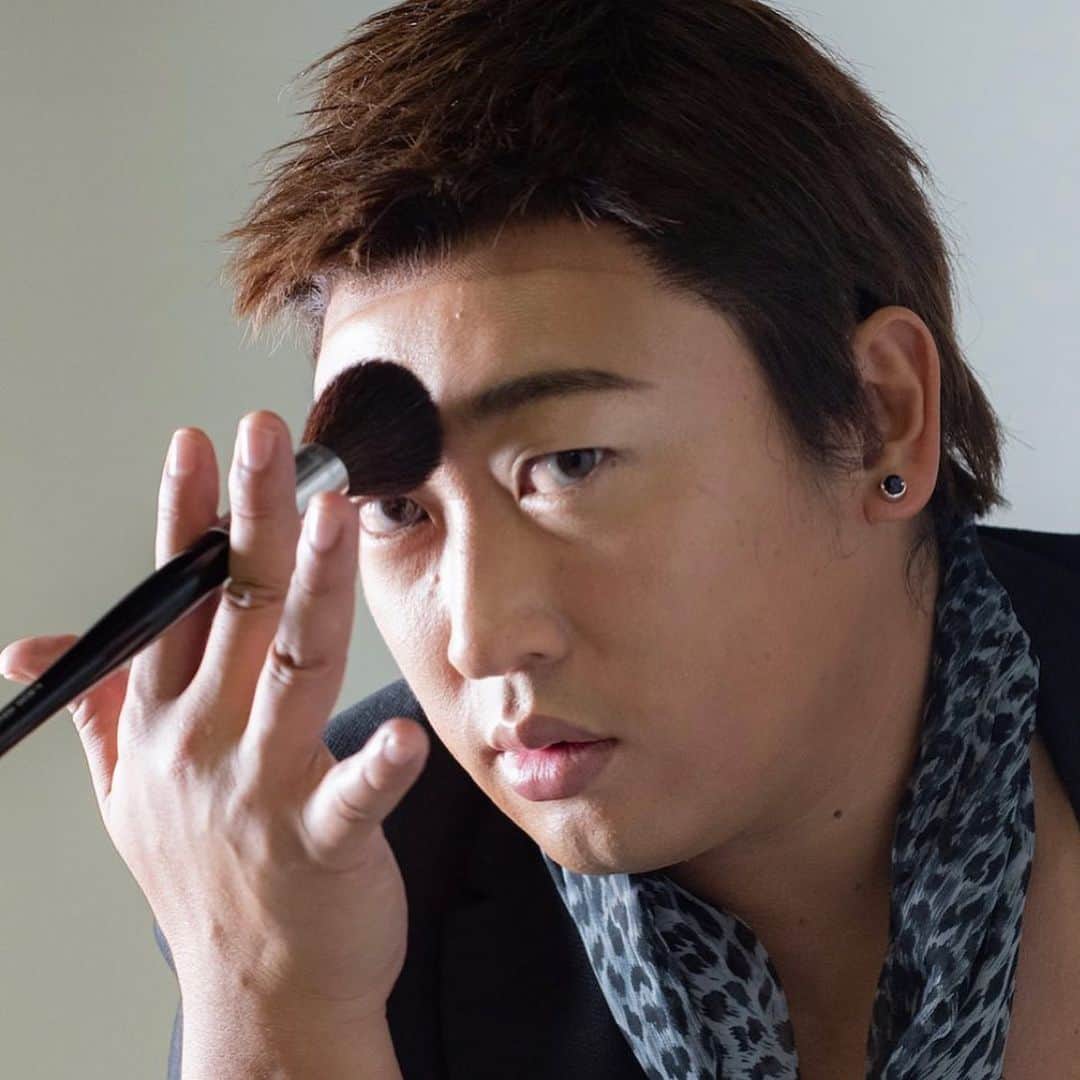 クリエイターズ・ファイル公式（ロバート秋山）さんのインスタグラム写真 - (クリエイターズ・ファイル公式（ロバート秋山）Instagram)「・ 12月19日はまつ育の日。 ・ 日本の美容界を牽引する眉間メイクのカリスマ、メーキャップアーティストのHARUKI。 ・ オリジナルブランドのプロデュースもしており、近年は活動の幅がますます広がっているというのは有名な話。 ・ では、そのブランド名は何でしょう?! ・ 答えは明日の投稿の最後で! ※昨日のクイズの答え→「KEN 3Dカプセル」 ・ #クリエイターズファイル #HARUKI #眉間 #美容 #美 #カリスマ #メーキャップ #メイク #ブランド #クリエイター #クリエイティブ #記念日 #ダイアリー #写真日記 #日記 #クイズ #サプライズ #ザテレビジョン」12月19日 12時48分 - creatorsfile_officialgoods