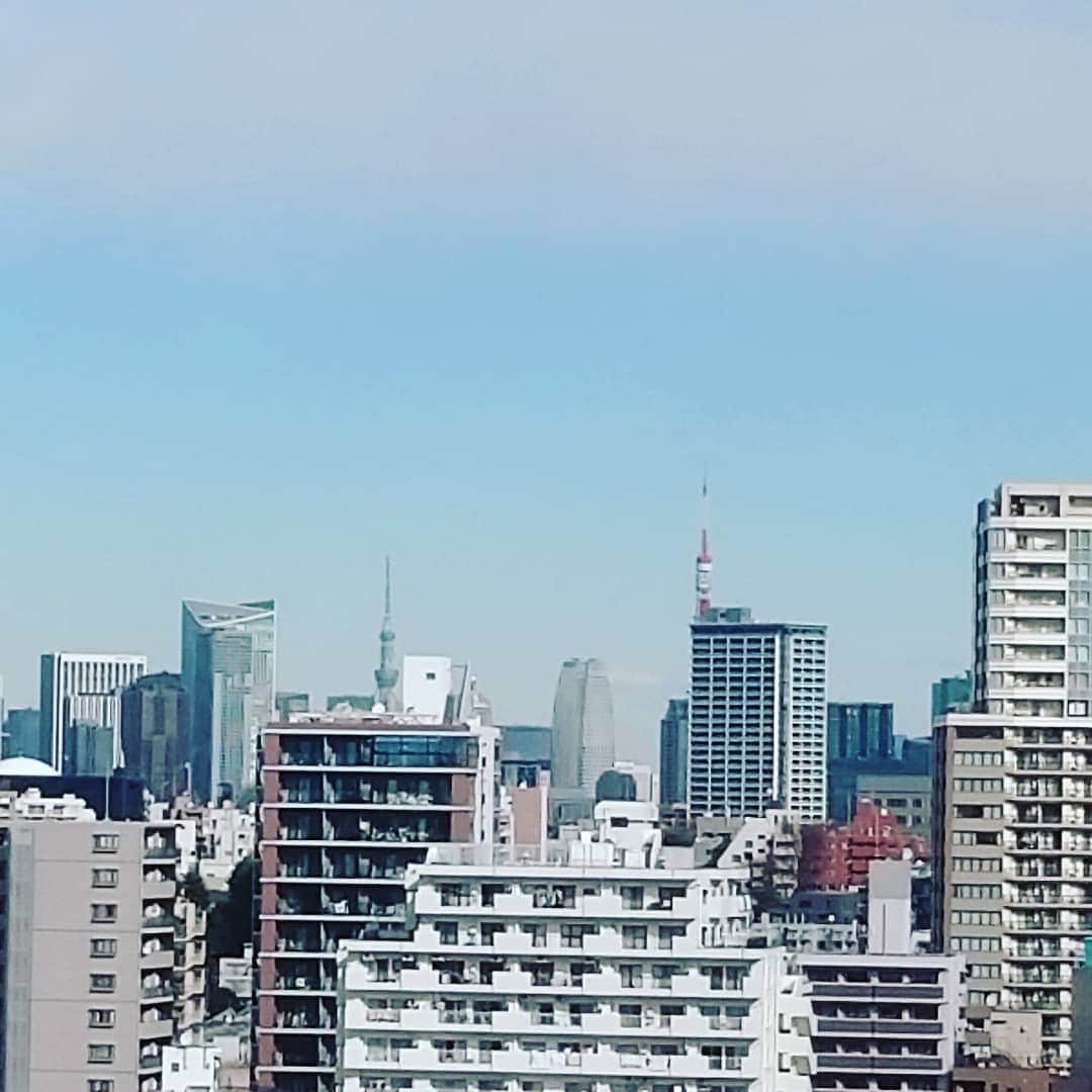 脇知弘さんのインスタグラム写真 - (脇知弘Instagram)「僕が東京で一番好きな  青空に東京タワーとスカイツリーが同時にみえる景色😆  たまたま偶然見えたのでパシャリ📸  もっと素敵な角度や大きく写せる場所があるはずっ🎵  でも僕は方向音痴なのでさっぱりです😅  東京タワーとスカイツリーが同時に見えるベストなポジション知っている方  教えてくださ～い😆  #脇知弘  #東京タワー  #スカイツリー  #青空  #方向音痴  #東京で一番  #大好きな景色  #同時に  #教えてください」12月19日 12時42分 - t_waki_at
