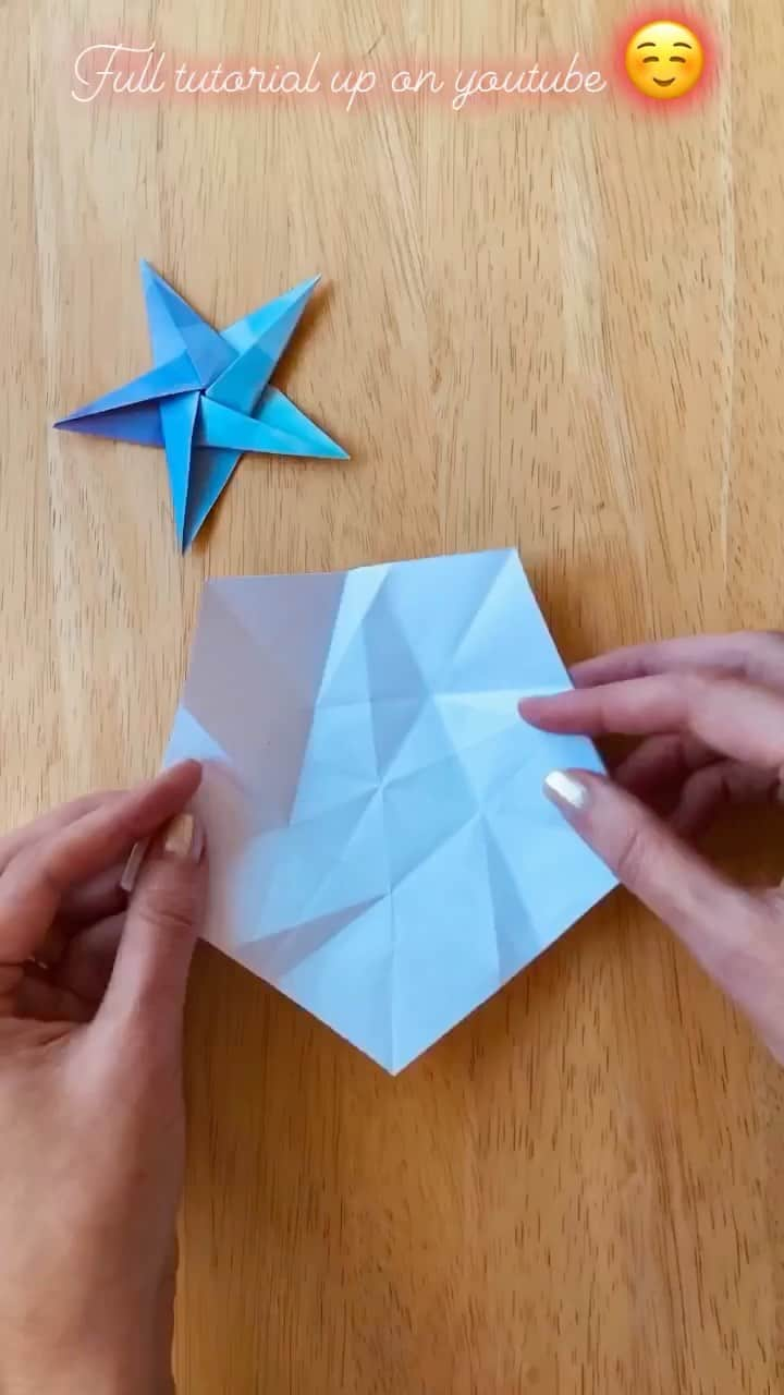 KATのインスタグラム：「New Origami tutorial up on youtube! Today is a star ornament! #origami #origamitutorial #diydecorations #christmasdecor #diydecor」