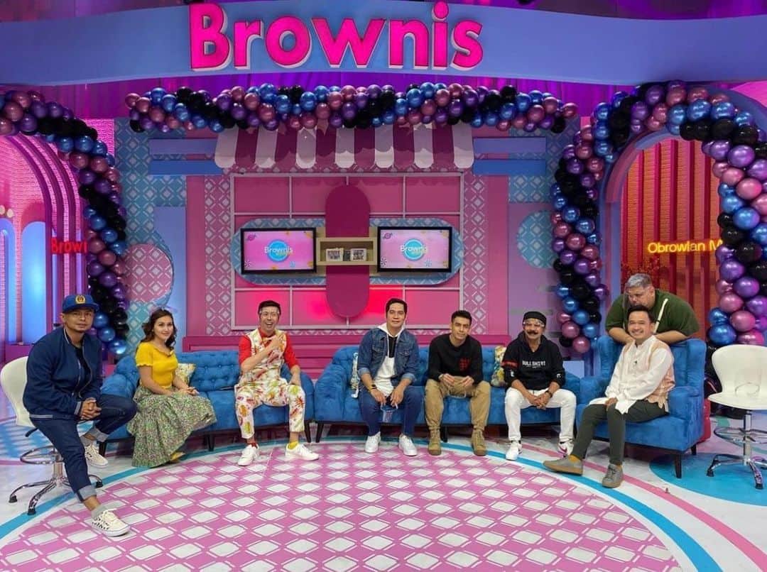 アキラ・コンチネンタル・フィーバーのインスタグラム：「THANKS @brownis_ttv 😁👏🏻Pippiiiiiiii  #brownis #アキラコンチネンタルフィーバー  #transtv  #indonesia」