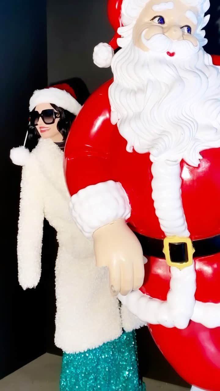 アリス+オリビアのインスタグラム：「Just me and the one finger santa reminding everyone about our store wide toy drive!!!!」
