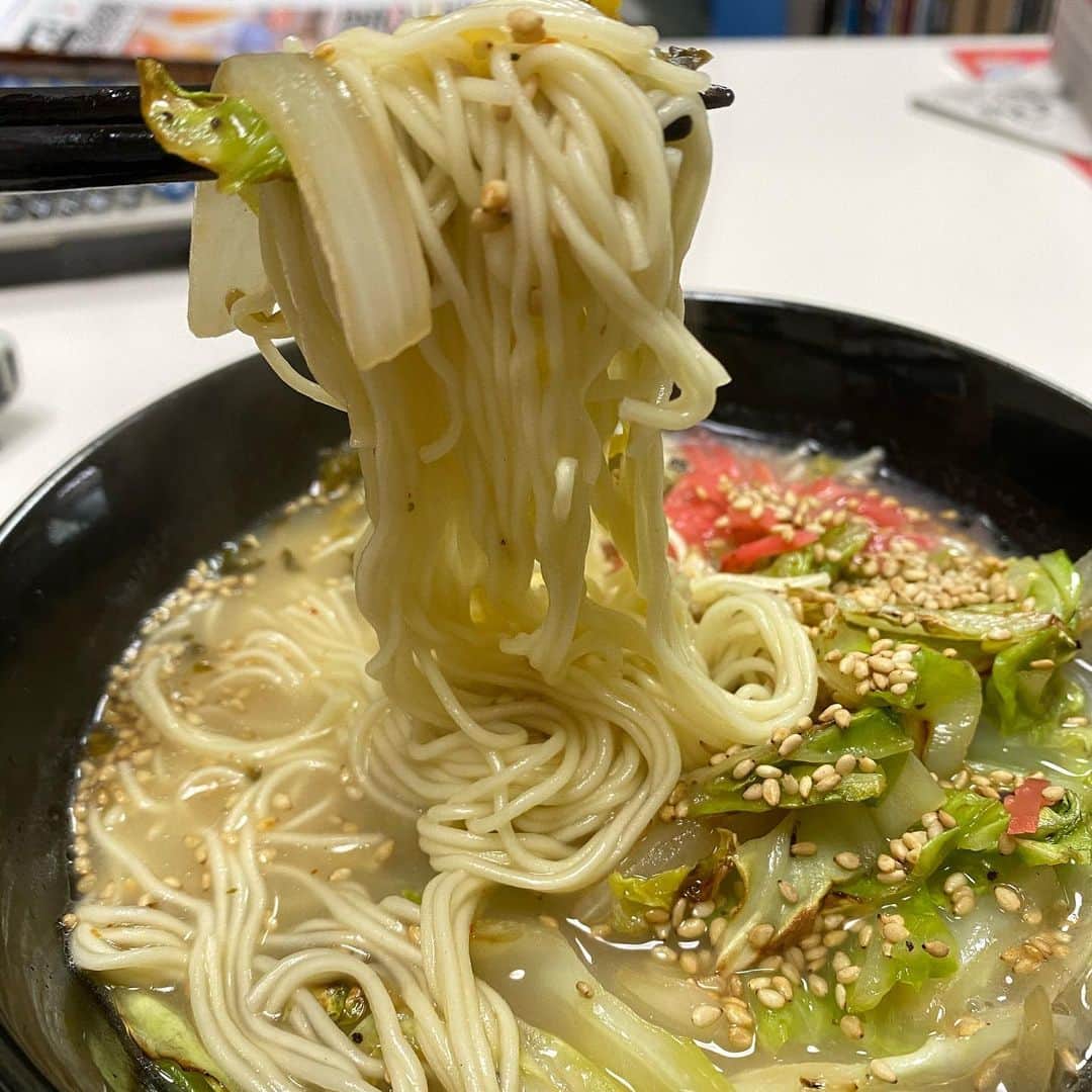 森田繁のインスタグラム：「明星チャルメラ バリカタ麺豚骨。 紅生姜、辛子高菜、炒め野菜、唐辛子にんにくペーストを追加。超うまい。」