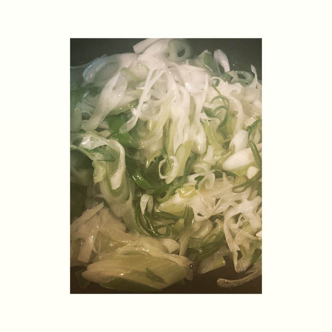 journaleatripさんのインスタグラム写真 - (journaleatripInstagram)「Japanese leek  葱、葱、葱 葱が食べたいと 内なる声が聞こえてきたので 葱1束つかった葱グラタン。 牡蠣はオマケのように忍ばせて檸檬の皮すって仕上げる。 要求は満たされた。」12月19日 12時54分 - eatripjournal