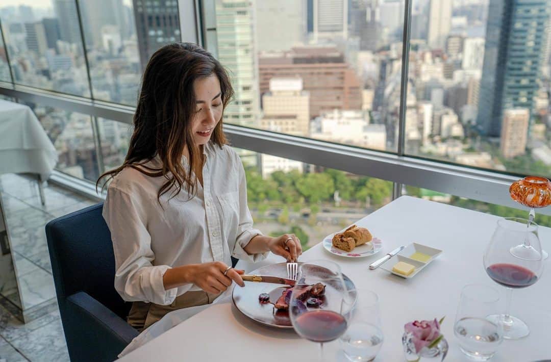 のインスタグラム：「33階の展望を望むレストラン「ブリーズヴェール」で最高のお食事体験を。  Enjoy a culinary experience at our Brise Verte restaurant while enjoying the beautiful view from the 33rd floor!  Share your own images with us by tagging @princeparktowertokyo  —————————————————————  #TokyoTower #princeparktower #princehotels #tokyo #japan #beautifulhotels #tokyohotel #shibakoen #akabanebashi #azabujuban #tokyotower #ThePreferredLife #プリンスパークタワー東京 #東京タワー」