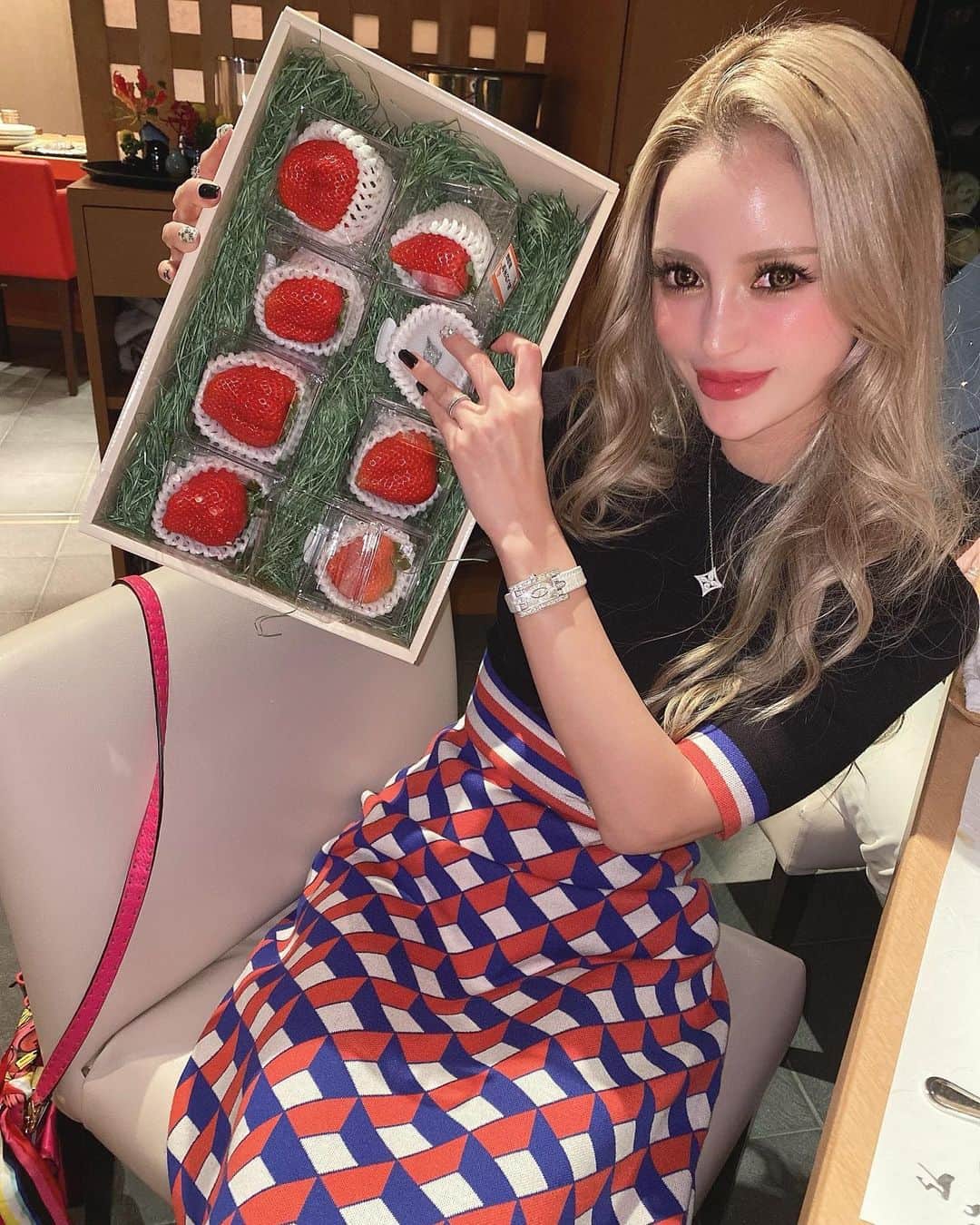 ぱぴさんのインスタグラム写真 - (ぱぴInstagram)「. . 大好きなゆうこ先生のお誕生日会🎉🎂💕 たくさん喋って飲んで食べました🤣🤤 楽しかったです🥰 おめでとうございます🥳💓  私までプレゼント🎁頂きありがとうございます🥺 苺🍓さっそく食べました🤤ばりうまっ💕 . .」12月19日 13時03分 - papikotan0206