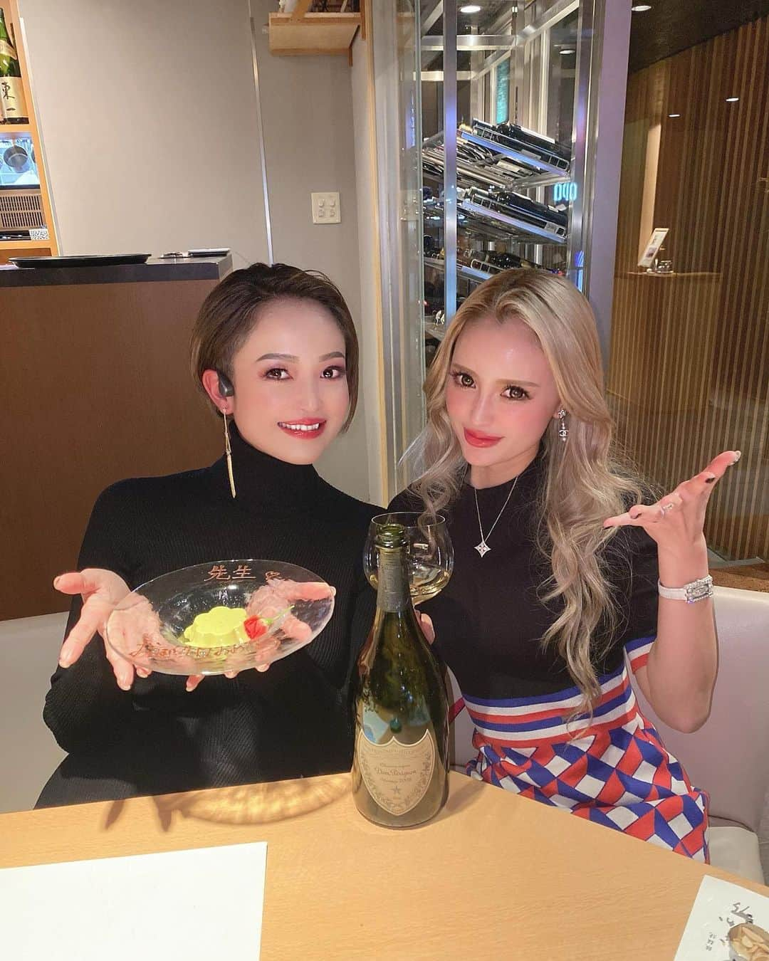 ぱぴのインスタグラム：「. . 大好きなゆうこ先生のお誕生日会🎉🎂💕 たくさん喋って飲んで食べました🤣🤤 楽しかったです🥰 おめでとうございます🥳💓  私までプレゼント🎁頂きありがとうございます🥺 苺🍓さっそく食べました🤤ばりうまっ💕 . .」