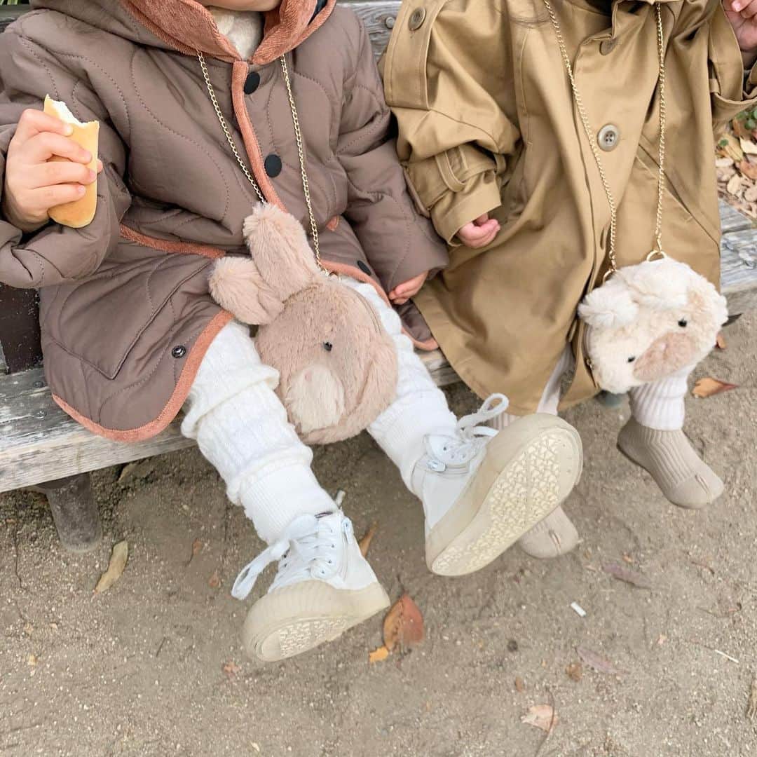 保木ちひろさんのインスタグラム写真 - (保木ちひろInstagram)「🍌 可愛い @miiikunkun ちゃん親子と @nanaaba_popup のPOP-UP🍌♡ アウターとオソロいのうさちゃんバック持って公園🐰 うさちゃんなんと500円だった👏🏻🥺 #nanaaba#nanaaba_kids#nanaabapopup」12月19日 13時03分 - hokichihiro