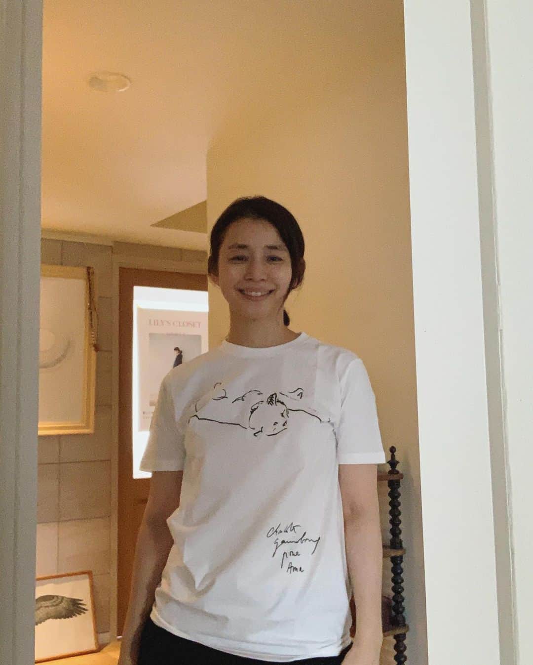 石田ゆり子さんのインスタグラム写真 - (石田ゆり子Instagram)「この素敵なTシャツは 東日本大震災への復興プロジェクトである アマプロジェクトのために ジェーン・バーキンさん シャルロット・ゲーンズブールさん ルー・ドワイヨンさん 親子が描いてくれたものです。 本日の夜7時まで 青山にあるマリ・エレーヌ・ド・タイヤックの3階にて アマプロジェクトのイベントが開催されており そこで直接購入できます。 ネットでも買えるかな… コロナ禍ではありますが 万全の対策をしてどうぞ ふらりとお立ち寄りくださると幸せです。 アマプロジェクト主催の 村上香住子さんは そこにいらっしゃるだけで フランスの香りが漂う素敵なマダムです。憧れです。 ちなみに 一枚目がジェーン 二枚目がシャルロット 三枚目がルー  サイズ感も着心地もとても良いのです。 #アマプロジェクト」12月19日 13時03分 - yuriyuri1003