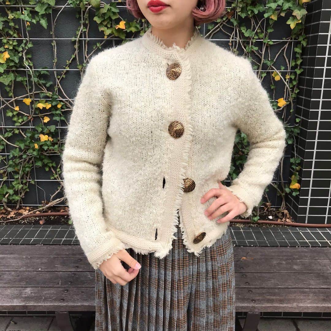 NUTTY Vintage&Collectibleさんのインスタグラム写真 - (NUTTY Vintage&CollectibleInstagram)「NUTTY堀江本店  🇺🇸NEW ARRIVAL🇺🇸 from U.S.A  ☑︎ vtg 60's white big button cardigan  大きなゴールドボタンが目を引くカーディガン。コンパクトなサイズ感でバランス良く着用頂けます◎  （着用スタッフ身長150cm）  バイヤー選りすぐりの アメリカより買い付けたばかりのNEWアイテムは メンテナンス後、順次お出ししております！  SNS掲載アイテムは通販も可能ですので お気軽にお問い合わせ下さい💌  NUTTYで今冬のお洒落を お楽しみいただけますように…♡ ㅤㅤㅤㅤㅤㅤㅤㅤㅤㅤㅤㅤㅤ 🛒VINTAGE ONLINE STOREにてお買い求めいただけます🛒 5%OFFクーポンコード【shop120thx3】(~12/25迄)  ------------------------------------ 🛍NUTTY通販について🛍 ------------------------------------- ＜ONLINE STORE＞ VINTAGE▶︎http://nutty.theshop.jp/ USED SELECT▶︎https://nuttyselect.official.ec/ （プロフィールページURLよりjump🕊） ㅤㅤㅤㅤㅤㅤㅤㅤㅤㅤㅤㅤㅤ ＜VIDEO CHAT SHOPPING＞ テレビ電話をお繋ぎして、リアルタイムでご案内いたします。詳細は過去の投稿をご覧ください。」12月19日 13時14分 - nutty_vintage