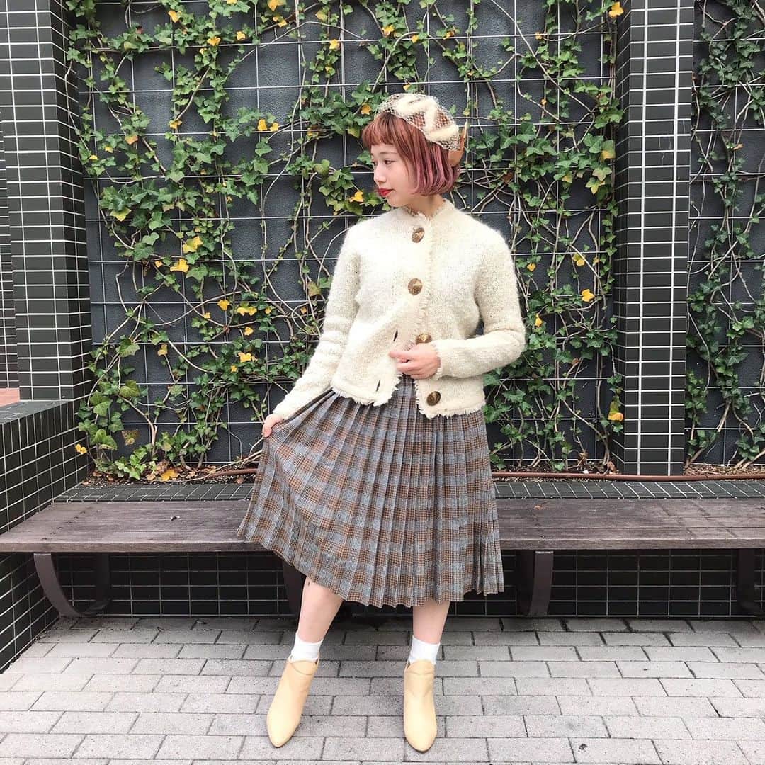 NUTTY Vintage&Collectibleのインスタグラム：「NUTTY堀江本店  🇺🇸NEW ARRIVAL🇺🇸 from U.S.A  ☑︎ vtg 60's white big button cardigan  大きなゴールドボタンが目を引くカーディガン。コンパクトなサイズ感でバランス良く着用頂けます◎  （着用スタッフ身長150cm）  バイヤー選りすぐりの アメリカより買い付けたばかりのNEWアイテムは メンテナンス後、順次お出ししております！  SNS掲載アイテムは通販も可能ですので お気軽にお問い合わせ下さい💌  NUTTYで今冬のお洒落を お楽しみいただけますように…♡ ㅤㅤㅤㅤㅤㅤㅤㅤㅤㅤㅤㅤㅤ 🛒VINTAGE ONLINE STOREにてお買い求めいただけます🛒 5%OFFクーポンコード【shop120thx3】(~12/25迄)  ------------------------------------ 🛍NUTTY通販について🛍 ------------------------------------- ＜ONLINE STORE＞ VINTAGE▶︎http://nutty.theshop.jp/ USED SELECT▶︎https://nuttyselect.official.ec/ （プロフィールページURLよりjump🕊） ㅤㅤㅤㅤㅤㅤㅤㅤㅤㅤㅤㅤㅤ ＜VIDEO CHAT SHOPPING＞ テレビ電話をお繋ぎして、リアルタイムでご案内いたします。詳細は過去の投稿をご覧ください。」