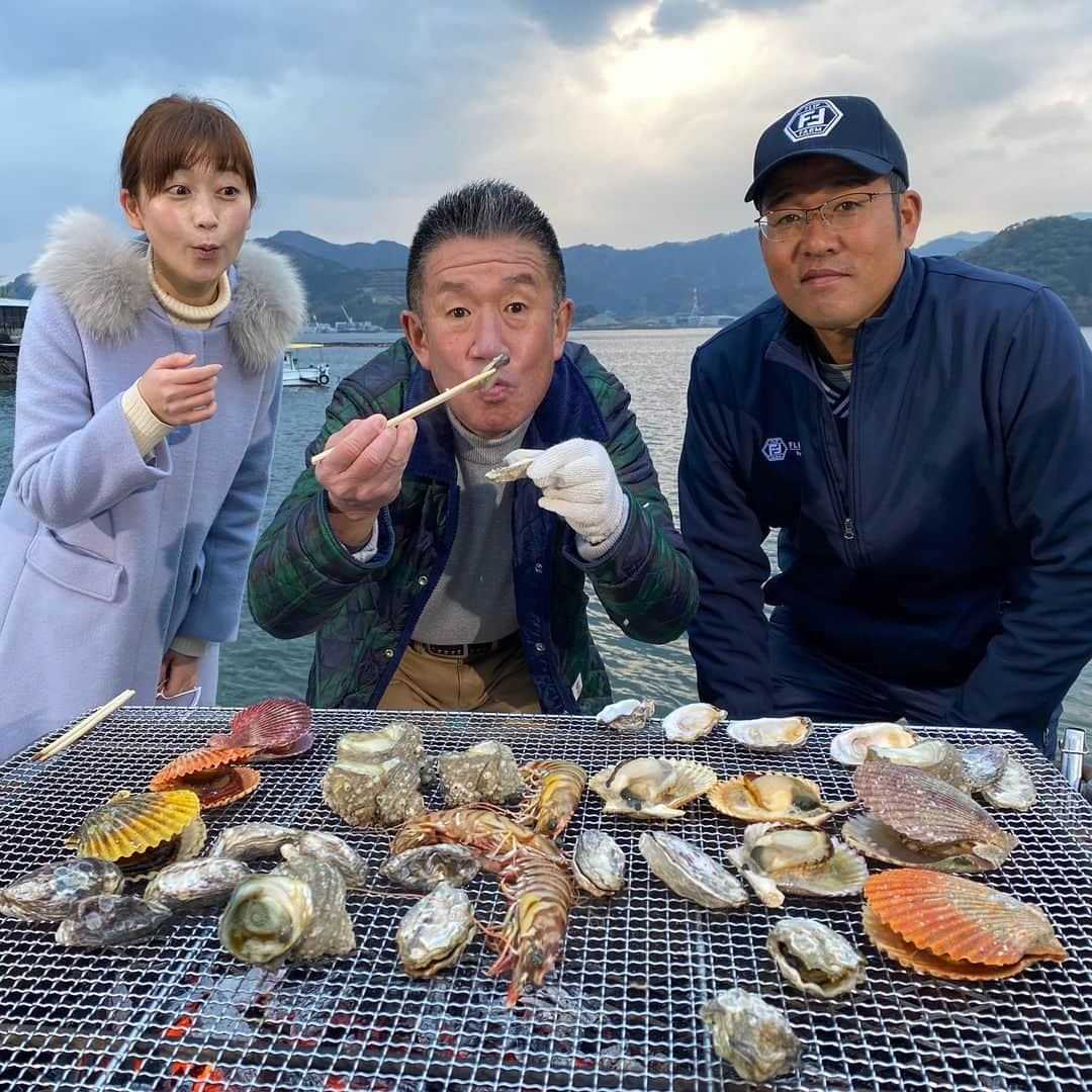 OABアナウンサーさんのインスタグラム写真 - (OABアナウンサーInstagram)「旅サラダ&れじゃぐる ご覧いただき ありがとうございました😊💕  さて、きょう最後は じもっと！OITA年末スペシャル みなさんに「希望」を 届けられますように🌟  このあと午後3時〜 引き続きOABの番組で お楽しみください✨  写真は旅サラダ生中継後。 大入島オイスターと 佐伯産の海の幸をいただきました♪  #旅サラダ  #生中継  #大入島オイスター #海の幸  #大分グルメ #佐伯市 #新栄丸  #牡蠣 #カキ #oyster  #牡蠣鍋 #生牡蠣 #焼き牡蠣 #牡蠣飯  #盛りだくさん #天然 #車エビ も❣️#贅沢  #食べるときも #ソーシャルディスタンス   #ラッシャー板前 さん #下野紗弥  #oab #大分朝日放送 #アナウンサー  #鬼糀 #かけすぎました」12月19日 13時11分 - oab_ana