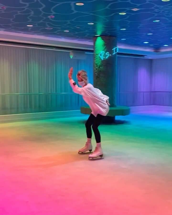 シャーロット・マッキニーのインスタグラム：「🌈 @miamibeachedition」