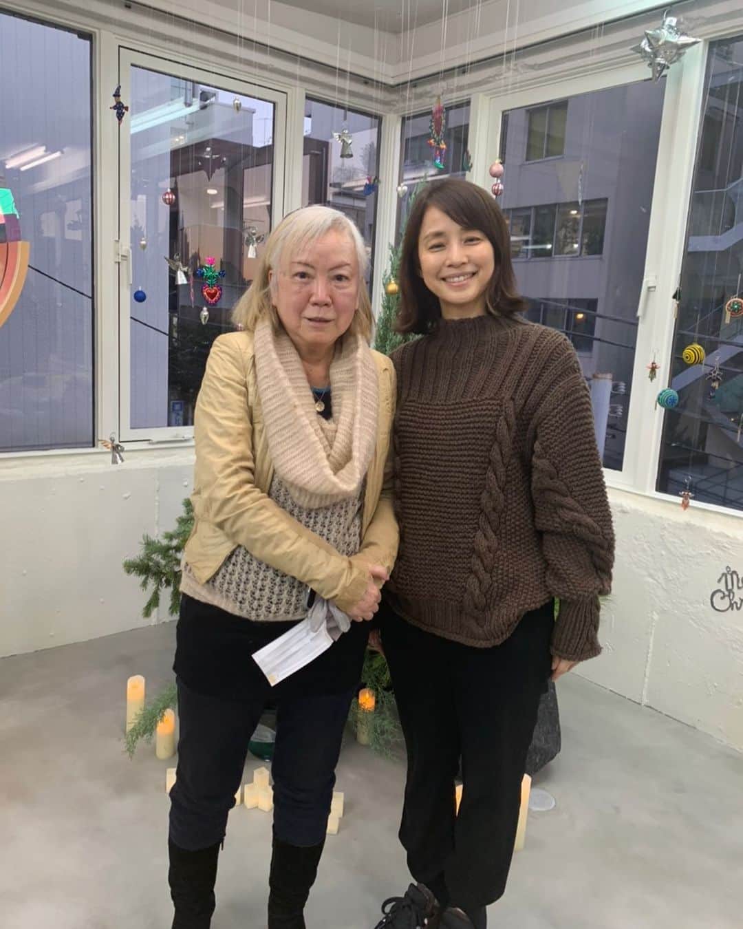 石田ゆり子さんのインスタグラム写真 - (石田ゆり子Instagram)「アマプロジェクト主催の 村上香住子さん。 フィガロジャポンに連載されていたエッセイの大ファンのわたしは お会いできただけで嬉しい。 素敵なんです。かすみこさん…。 愛とエスプリにあふれたかた。 #アマプロジェクト #村上香住子さん」12月19日 13時24分 - yuriyuri1003