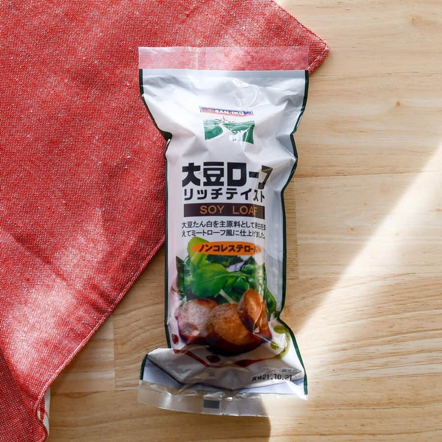 BIO-RAL靭店さんのインスタグラム写真 - (BIO-RAL靭店Instagram)「・  「三育　大豆ローフ(リッチテイスト)400g」  お肉じゃなくても立派な御馳走に♬  大豆たんぱくに卵白を加えてお肉風に仕上げた植物性の大豆ローフです。  今回はハムステーキ風にバター醤油ソースで仕上げました^^  そのまま焼いて食べるのはもちろん、スライスしてサラダのトッピングにしたりパンに挟んだり炒め物にしてもGOOD！  しっかり味がついているので味付け不要なのも嬉しい★  お肉に引けを取らない味と満足感を是非お試しください♬  #ビオラル #bioral #bio-ral #ビオラル靭店 #スーパーライフ #ライフコーポレーション #阿波座 #阿波座スーパー #靭公園 #ライフ #ナチュラルスーパーマーケット #ナチュラルマーケット #スーパーマーケット #大阪スーパー #西区スーパー #三育 #大豆ローフ #大豆ミート #soymeat #ハムステーキ」12月19日 13時16分 - bioral_west