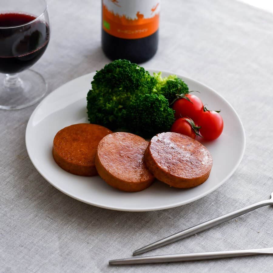 BIO-RAL靭店さんのインスタグラム写真 - (BIO-RAL靭店Instagram)「・  「三育　大豆ローフ(リッチテイスト)400g」  お肉じゃなくても立派な御馳走に♬  大豆たんぱくに卵白を加えてお肉風に仕上げた植物性の大豆ローフです。  今回はハムステーキ風にバター醤油ソースで仕上げました^^  そのまま焼いて食べるのはもちろん、スライスしてサラダのトッピングにしたりパンに挟んだり炒め物にしてもGOOD！  しっかり味がついているので味付け不要なのも嬉しい★  お肉に引けを取らない味と満足感を是非お試しください♬  #ビオラル #bioral #bio-ral #ビオラル靭店 #スーパーライフ #ライフコーポレーション #阿波座 #阿波座スーパー #靭公園 #ライフ #ナチュラルスーパーマーケット #ナチュラルマーケット #スーパーマーケット #大阪スーパー #西区スーパー #三育 #大豆ローフ #大豆ミート #soymeat #ハムステーキ」12月19日 13時16分 - bioral_west