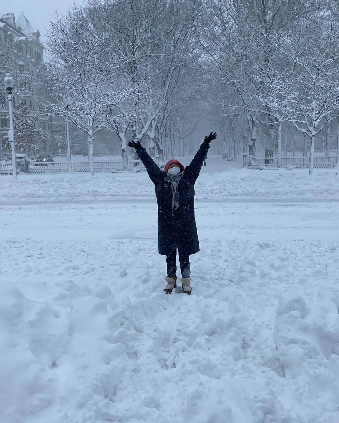 長洲未来のインスタグラム：「Snow day in Boston ❄️  Babe, take a photo of this moment for me... Me later: Ehhhhh, I think my eyes are closed in all of these photos.   ....imma still post them. 😂😅🥲」