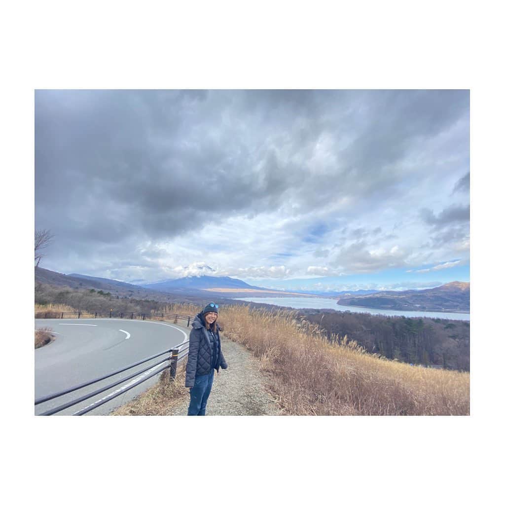 宮里美香さんのインスタグラム写真 - (宮里美香Instagram)「*** Off shot..📷 Mt. Fuji🗻 . 朝☀️&夕方の富士山を撮ってみました〜！！ 少し雪が積もっていて綺麗だった❤️ . 2枚目の写真は、山中湖と富士山をバックに！ 残念ながら、富士山が雲にかかってしまって見えなかったけど…😭 . 富士山はいつ見ても迫力がある！！！！ . #mtfuji #fujisan #yamanakako  #beautiful #offshot  #富士山 #冬の富士山 #絶景  #寒すぎた #オフの日」12月19日 13時18分 - mikamiyazato_official