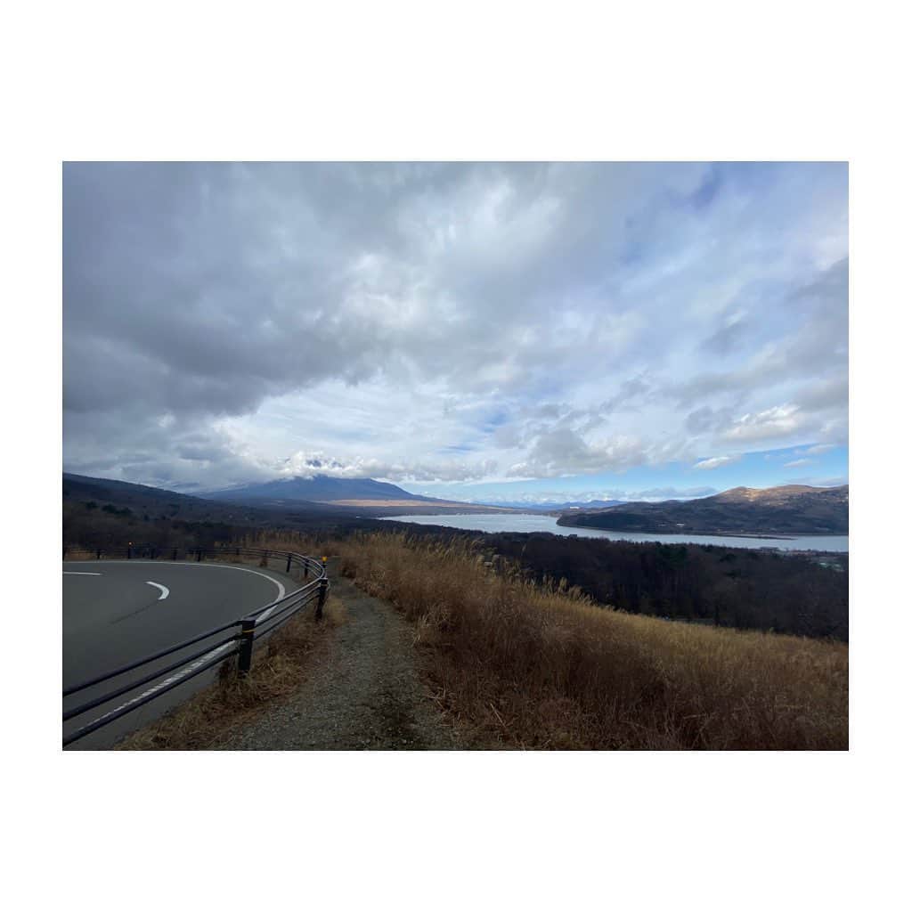 宮里美香さんのインスタグラム写真 - (宮里美香Instagram)「*** Off shot..📷 Mt. Fuji🗻 . 朝☀️&夕方の富士山を撮ってみました〜！！ 少し雪が積もっていて綺麗だった❤️ . 2枚目の写真は、山中湖と富士山をバックに！ 残念ながら、富士山が雲にかかってしまって見えなかったけど…😭 . 富士山はいつ見ても迫力がある！！！！ . #mtfuji #fujisan #yamanakako  #beautiful #offshot  #富士山 #冬の富士山 #絶景  #寒すぎた #オフの日」12月19日 13時18分 - mikamiyazato_official