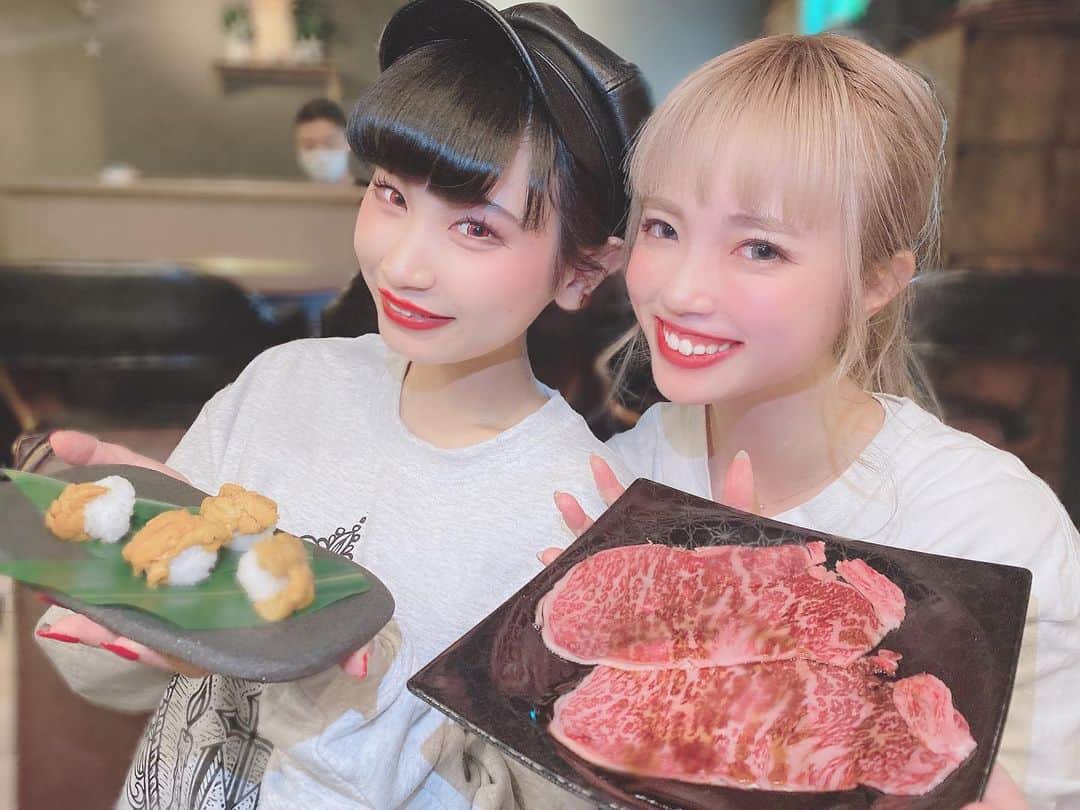 yokoのインスタグラム：「. 今日も頑張る🥰 . 笑うとセロトニンが分泌されて 前向きでポジティブな気持ちになれるだって☺️ 昨日のおかげでいま幸せホルモンだらけだから無敵です🔥🔥🔥 . . . . . . . . . . . . . . . . . . . #エンタメ活動を止めない #アジア一のエンターテインメント #burlesque#burlesque lesquetokyo#バーレスク東京#ダンサー#透明少女#model#hairmake#makeup#love#ootd#fashion#instagood#instalike#instafashion#tokyo#white #오오티디‭#셀카#메이크업#머리스타그램 #お洒落さんと繋がりたい#カメラ好きな人と繋がりたい#モデル#東京」