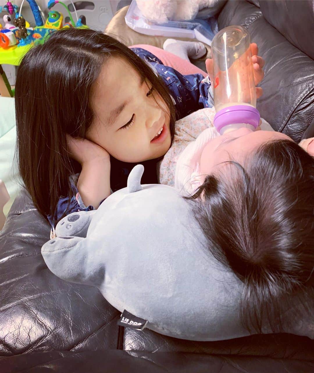 イ・ユンジのインスタグラム：「#라니인더소울모닝#심쿵#라니야고마워#소울인좋겠네#혼자뉘여놨는데어느새#언니피딩 라니야 엄마가 너의손목이되어줄께. #이미튼실해보인다만」