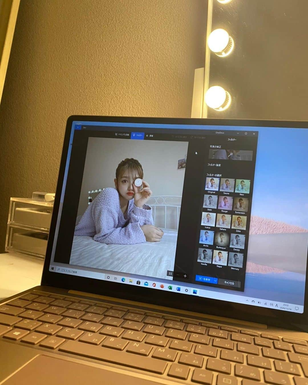 古澤里紗さんのインスタグラム写真 - (古澤里紗Instagram)「💻📚📌 . . . Microsoftから10月に新しくでた '' Surface Laptop Go'' でパソコンデビューしました👏🏿✨ . . 色がかわいい りさの好きなぴんくにした😊💗 かわいい . みんなも知ってるように りさ、機械音痴でパソコン無駄に苦手意識あったけど たくさん挑戦してみたくデビューいたしました😌✨ . 一歩踏み出したいと思っている方や、 これから何か挑戦するという人を応援してくれるような身近な存在(ノートパソコン)なんだって✨ ステキ👏🏿👏🏿✨ . . インスタに載っける写真の加工方法とか もっとオシャレにやってみたいなーーって思う！！！！🙋‍♀️🏼 . あと、PowerPointっていうソフトにはテンプレとかも沢山あって、可愛いコラージュとか簡単に作れるの！ 年賀状とかもオリジナルで作れる🐮  #わたしの挑戦を応援してくれる #Surfaceライフ #surface #SurfaceLaptopGo #サーフェス #サーフェスラップトップゴー  #pr」11月25日 22時19分 - fuuuuu_ri