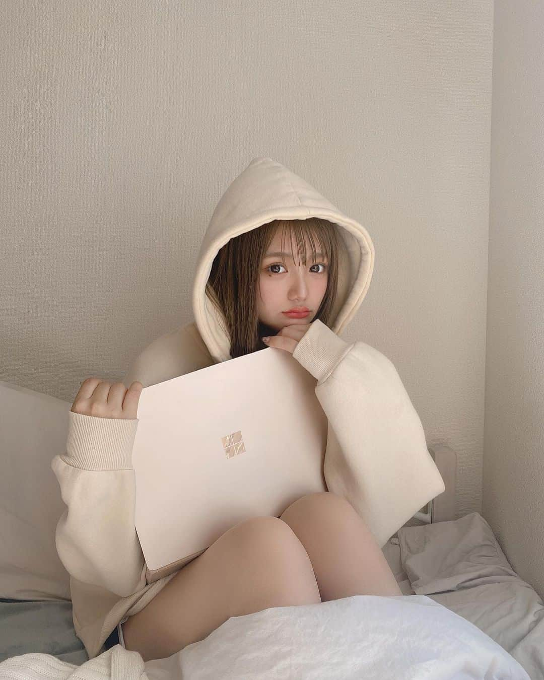 古澤里紗さんのインスタグラム写真 - (古澤里紗Instagram)「💻📚📌 . . . Microsoftから10月に新しくでた '' Surface Laptop Go'' でパソコンデビューしました👏🏿✨ . . 色がかわいい りさの好きなぴんくにした😊💗 かわいい . みんなも知ってるように りさ、機械音痴でパソコン無駄に苦手意識あったけど たくさん挑戦してみたくデビューいたしました😌✨ . 一歩踏み出したいと思っている方や、 これから何か挑戦するという人を応援してくれるような身近な存在(ノートパソコン)なんだって✨ ステキ👏🏿👏🏿✨ . . インスタに載っける写真の加工方法とか もっとオシャレにやってみたいなーーって思う！！！！🙋‍♀️🏼 . あと、PowerPointっていうソフトにはテンプレとかも沢山あって、可愛いコラージュとか簡単に作れるの！ 年賀状とかもオリジナルで作れる🐮  #わたしの挑戦を応援してくれる #Surfaceライフ #surface #SurfaceLaptopGo #サーフェス #サーフェスラップトップゴー  #pr」11月25日 22時19分 - fuuuuu_ri