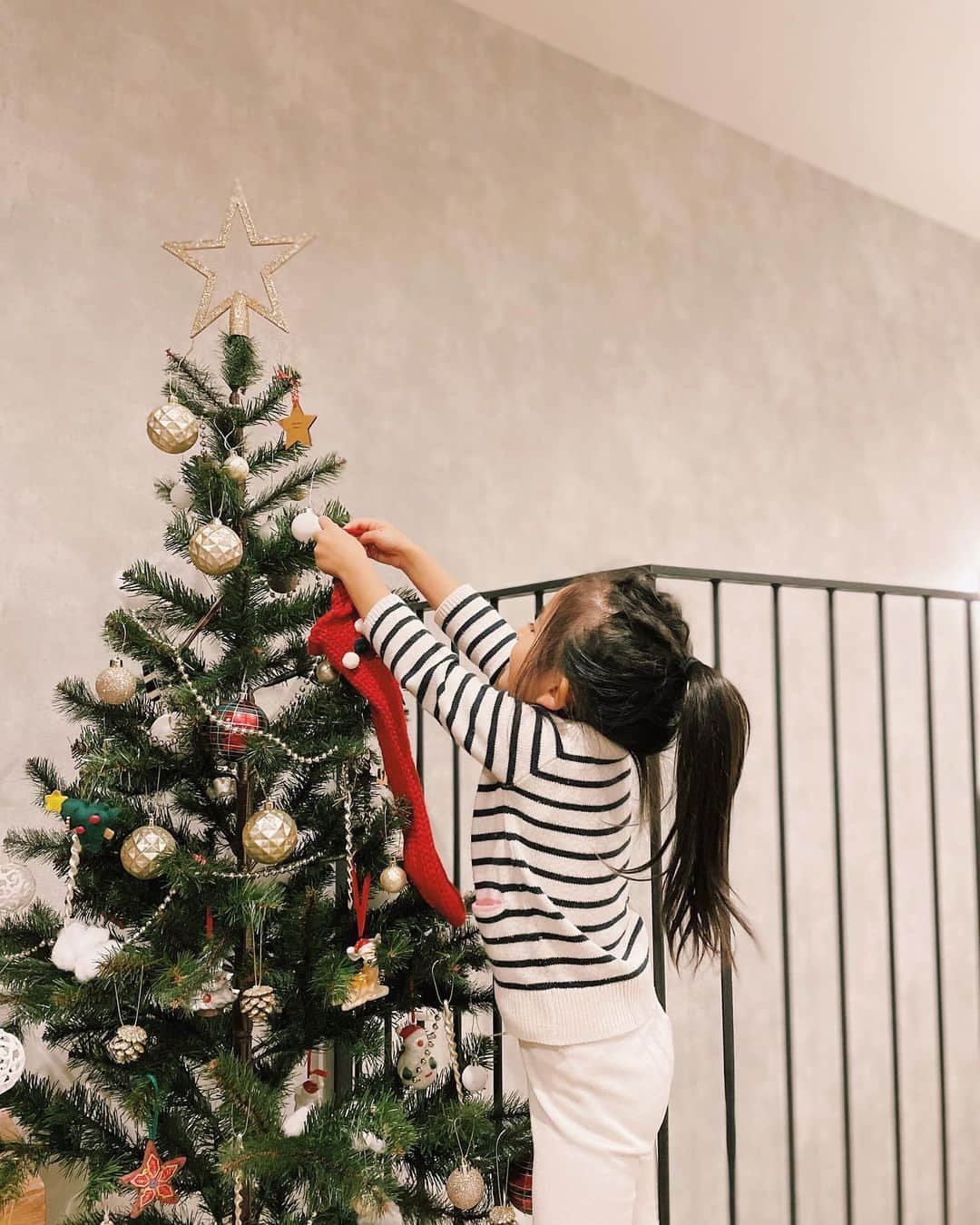 原田沙奈子さんのインスタグラム写真 - (原田沙奈子Instagram)「クリスマスツリーを出して。 最後に赤い靴下を1番目立つところに飾ってサンタさんにプレゼントアピール。  ツリーと靴下の大きさがアンバランスで靴下にしか目がいかない。←  オーナメントもどんどん増えていって、飾り方もどんどん雑になってる気がするのは私だけ…？ 雪を表現してるフワフワの白い綿がひとかたまりになってたからね。←だから要らないゆーたのに  飾り終わったらなぜかパンパンッと手を合わせて拝んでた。  サンタさん来るといいね。  🎄🎄🎄  #クリスマスツリー」11月25日 22時20分 - sanakoharada