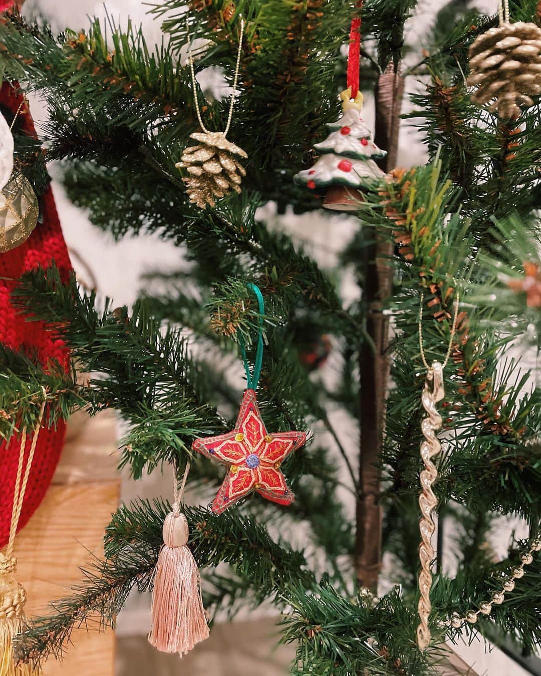 原田沙奈子さんのインスタグラム写真 - (原田沙奈子Instagram)「クリスマスツリーを出して。 最後に赤い靴下を1番目立つところに飾ってサンタさんにプレゼントアピール。  ツリーと靴下の大きさがアンバランスで靴下にしか目がいかない。←  オーナメントもどんどん増えていって、飾り方もどんどん雑になってる気がするのは私だけ…？ 雪を表現してるフワフワの白い綿がひとかたまりになってたからね。←だから要らないゆーたのに  飾り終わったらなぜかパンパンッと手を合わせて拝んでた。  サンタさん来るといいね。  🎄🎄🎄  #クリスマスツリー」11月25日 22時20分 - sanakoharada
