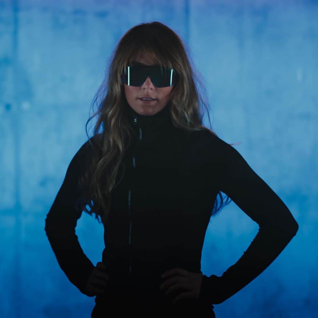 ミカエラ・シフリンのインスタグラム：「All the moods...featuring @oakley. 😎#ForTheLoveOfSport  📷: @mountain.max // @usskiteam」