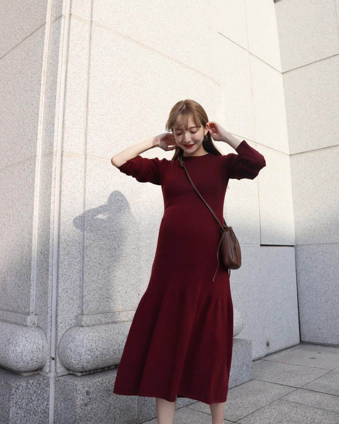 平木愛美のインスタグラム：「このニットワンピ、柔らかくてかなり楽で、特に臨月もうおなかおっっっきくなってっ…てかんじでも 着やすい！！！のでこれよく着てしまってる🧡🐻  そして写真二枚目からですが、アウターもこちらシルエットがとっても可愛いの！ 撮影の時実際着て惹かれて、その場でオーダーしたもの⚪️  onepiece / @andemiu_official  outer / @rirandture_official  #マタニティコーデ #臨月  もう本当に出産目前。笑👼  ですがきのうはとあるブランドさんと、コラボアイテムの二度目の打ち合わせ。次回サンプルチェックは産後だなぁ。 可愛い＆使えるアイテムができるのでこちらも皆さん楽しみにしていてください…！✨✨  こうして出産ギリギリまでできる撮影や打ち合わせ、お仕事させて頂き感謝。  アーティフィシャルフラワーのほうもオーダーをこれまでに承っていたものは全て、発送させて頂きました。ありがとうございます。  でもこれでほんとうに産前のお仕事はラストで。 明日、明後日には産まれているかもしれません。  実感ないはずなのに、感極まってしまう、不思議な神秘的な気持ち。  baby一緒にがんばろうね❤️🧸愛。」