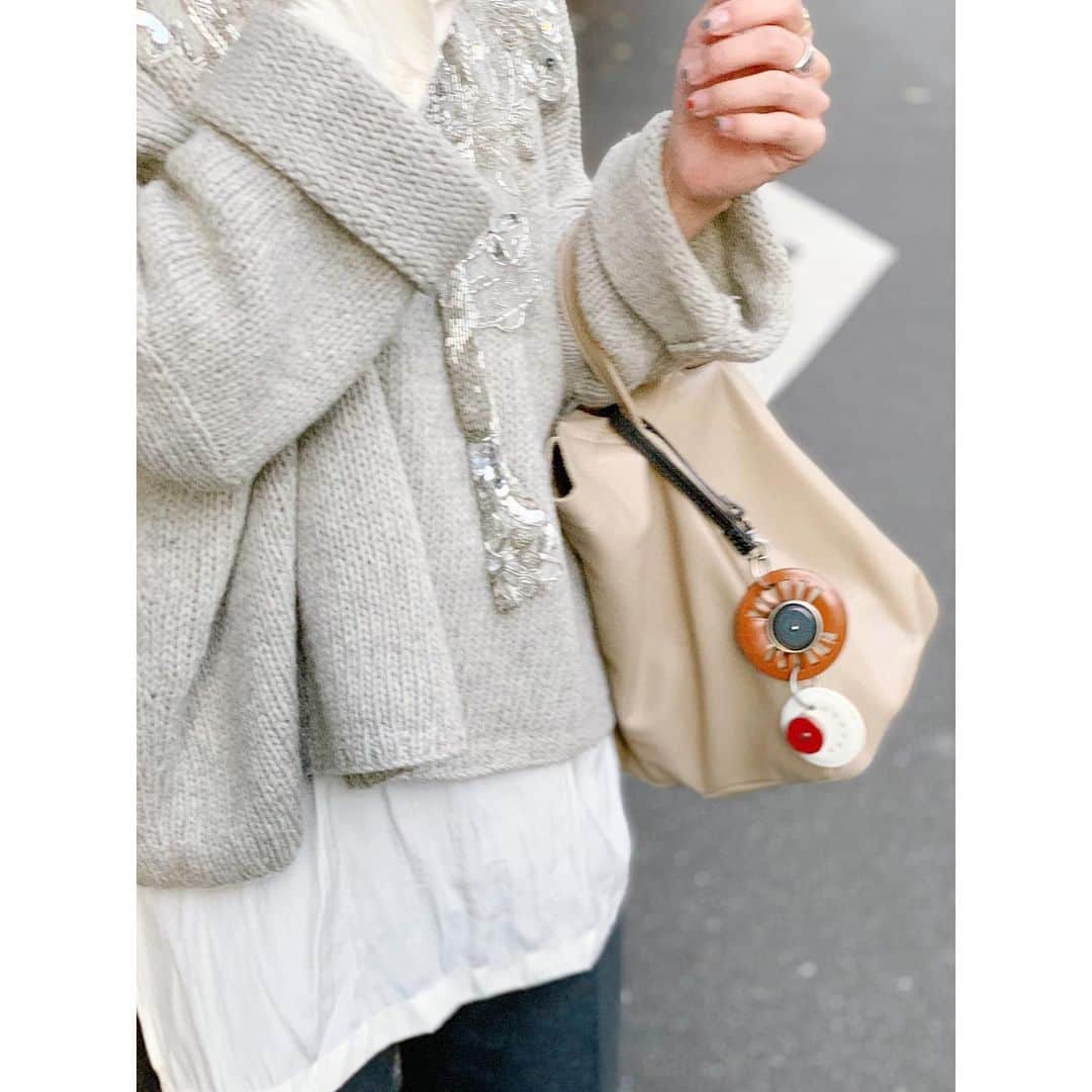 川島幸恵さんのインスタグラム写真 - (川島幸恵Instagram)「💿💿💿﻿ ﻿ ﻿ #bag #SHENERY﻿ #charm #marni﻿ #gray #silver  #beads  #beige﻿ #leather #knit #layered﻿ #fashion #styling」11月25日 22時25分 - sachie118