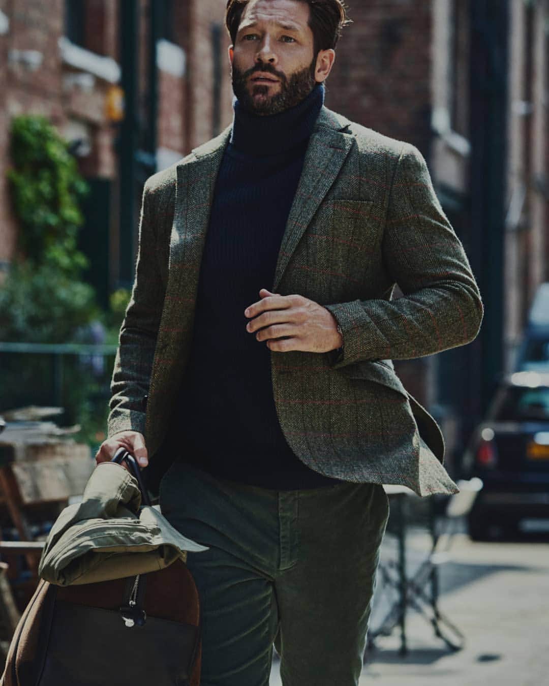 ハケットのインスタグラム：「Master the fine art of layering with our knitwear essentials and blazers for a casual yet elegant style.#STAYHackett」