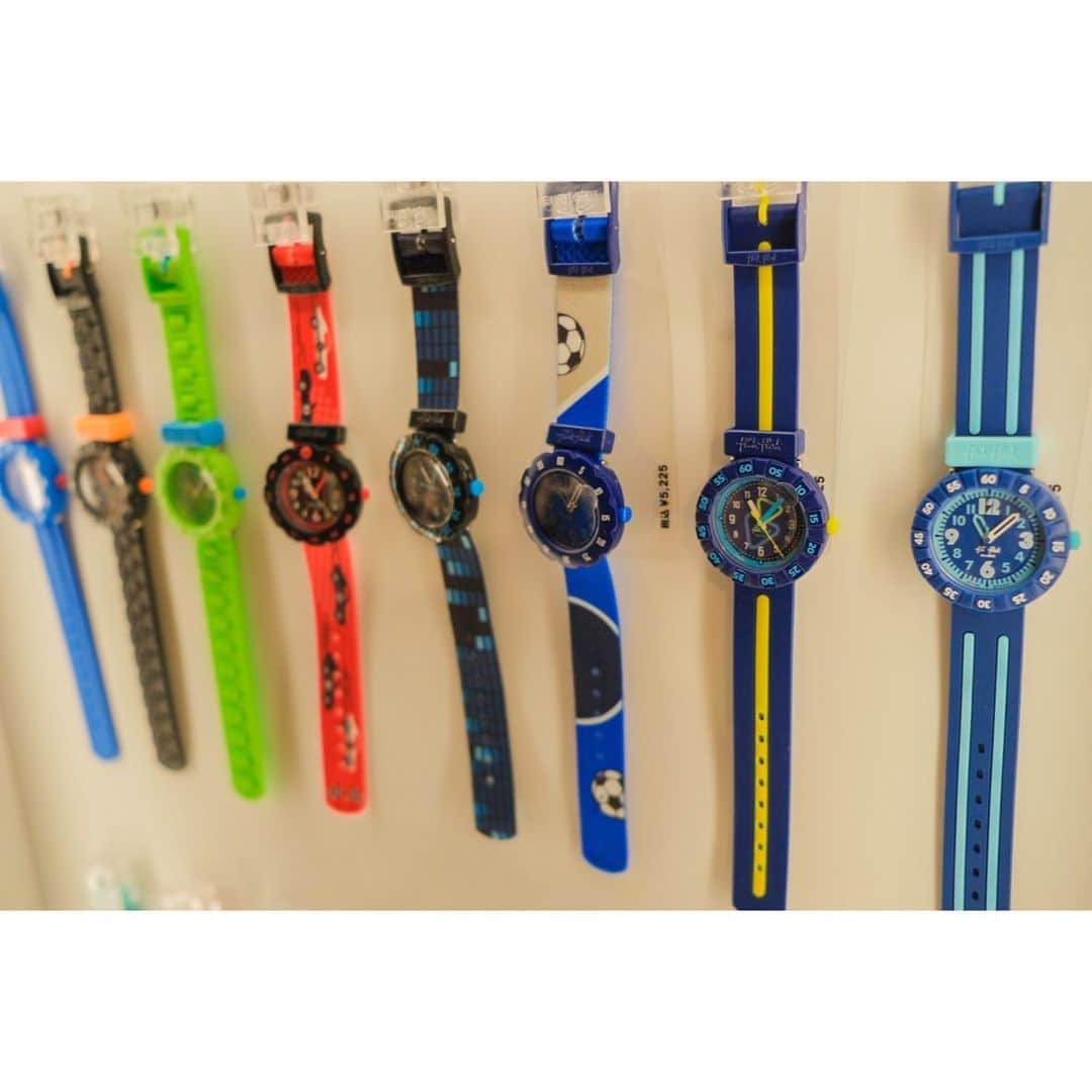 Ai.tさんのインスタグラム写真 - (Ai.tInstagram)「. 新宿伊勢丹の6Fで @flikflak @swatch_jp の ポップアップストアがやっているとのことで、遊びに行ってきました😌 . 今回は私だけで行かせてもらったんだけど、本当可愛くて去年のイベントで教えてもらった時計の勉強もできちゃうアプリも実際できるみたいだし、 子どもたちと一緒に来たかったなぁと思った場所でした😆👌 . 渚と昊也への時計選びも楽しくて、 近所の仲良しの子にもプレゼントしたくなって購入😍 四人とも喜んでくれてよかった🤗 . 時計の分の部分もしっかりとかいてあるから時計の勉強にもなるし、 デザインも大人っぽいのもあるから なが〜く使えるよ😆 . . #flikflak #swatch #新宿伊勢丹　#popupstore #6歳 #3歳　#プレゼント　#キッズ腕時計」11月25日 20時53分 - ngs.rky.kuy