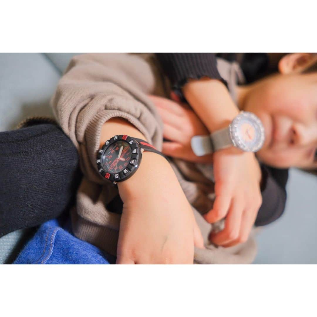 Ai.tさんのインスタグラム写真 - (Ai.tInstagram)「. 新宿伊勢丹の6Fで @flikflak @swatch_jp の ポップアップストアがやっているとのことで、遊びに行ってきました😌 . 今回は私だけで行かせてもらったんだけど、本当可愛くて去年のイベントで教えてもらった時計の勉強もできちゃうアプリも実際できるみたいだし、 子どもたちと一緒に来たかったなぁと思った場所でした😆👌 . 渚と昊也への時計選びも楽しくて、 近所の仲良しの子にもプレゼントしたくなって購入😍 四人とも喜んでくれてよかった🤗 . 時計の分の部分もしっかりとかいてあるから時計の勉強にもなるし、 デザインも大人っぽいのもあるから なが〜く使えるよ😆 . . #flikflak #swatch #新宿伊勢丹　#popupstore #6歳 #3歳　#プレゼント　#キッズ腕時計」11月25日 20時53分 - ngs.rky.kuy