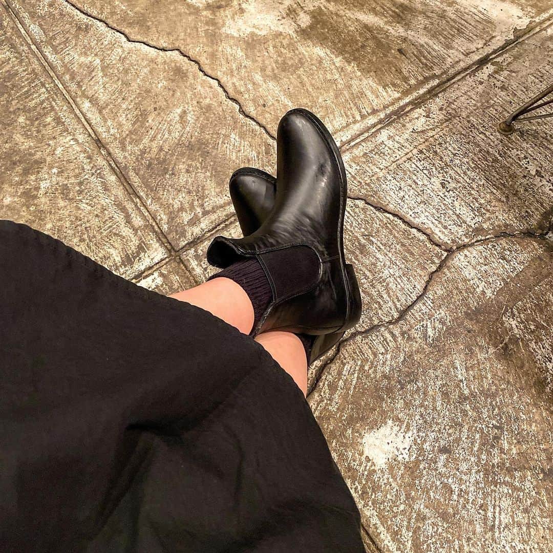 yuのインスタグラム：「𓂃𓂃𓂃 これ実はレインブーツなんです。  今までどこの山奥のフェスに 参加されるんですか？みたいな ごっつい長靴しか持っていなくて  街で履けるものを探してたら、 友人がオススメしてくれたレインファブス...𓅮  朝大雨だから長靴履いて出かけたら、 昼には快晴になっていて、あれなんか浮いてる？ って恥ずかしい思いするときありませんか？  これは見た目レザーなのにばっちり水はじくし、 雨が止んでもオシャレだから違和感なく履けます！  むしろ晴れてる日も歩きやすくて 思いっきり履いてるんですけど...（笑）  キャンプとかにも履いていけるから 一足持っておくととっても便利！ ----- @rainfubs_official #レインファブス #RAINFUBS #長靴 #レインブーツ #サイドゴアブーツ」