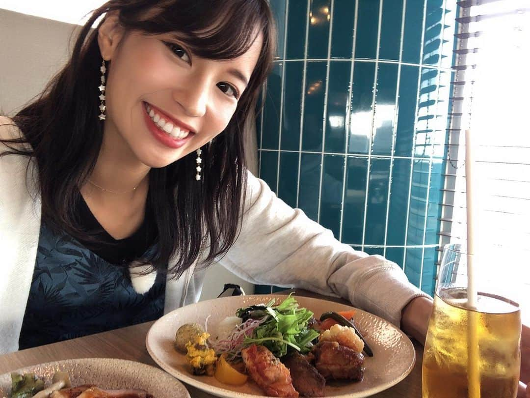 木寺莉菜のインスタグラム：「さまリゾお昼休憩の時の写真🤳❤️﻿ ﻿ つけてるピアスは、﻿ 前回の宮古島撮影終わりに、撮影スタッフの皆さんから﻿ 誕生日のお祝いに頂いたもの⭐️﻿ ﻿ 早速今回の撮影で着けてみました🤤💕﻿ ﻿  #さまリゾ #世界さまぁ〜リゾート」