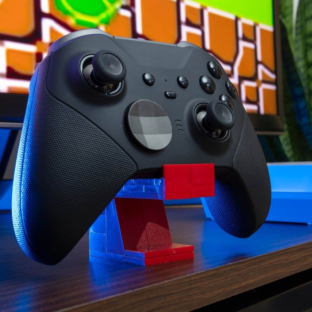 LEGOさんのインスタグラム写真 - (LEGOInstagram)「Whatever console you play on, these inspiration hacks for custom brick-built LEGO game controller stands will earn you style points for originality. #LEGOHacks #RebuildTheWorld」11月25日 21時00分 - lego