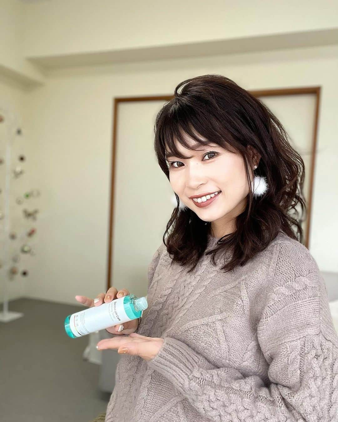 三佐和あやのインスタグラム：「韓国の化粧品ブランド @dearanchy_jp ✨﻿ 韓国を代表する済州炭酸温泉水をもとに﻿ お肌の酸素を伝達し、お肌の弾力を高め、老廃物の除去、むくみ除去、ブライトニングを助けてくれる スキンケア商品✨﻿ ﻿ ドイツのバーデン温泉とペルーに続き、世界3代温泉水として認められた韓国チェジュ島の山房山の炭酸温泉が 全商品に含まれています♨️﻿ ﻿ 温泉大好き〜😄♨️✨温泉水を使ったスキンケアは アベ○ヌしか知らないし、実は韓国スキンケアをラインで試すの初めてなので楽しみ〜🥺✨﻿ ﻿ PH 4.5〜5.5の弱酸性水質の ディアランシュチェジュ炭酸温泉水は﻿ 肌に優しく 整えてくれます✨﻿ ﻿ ﻿ 11月 割引イベント開催中ですよ♡﻿ ﻿ ﻿ ﻿ #pr #美容 #美容垢 #アンチエイジング #エイジングケア #エイジング #スキンケア #韓国スキンケア #韓国 #韓国スタイル #スキンケアマニア #大人女子 #大人可愛い #大人かわいい #美容垢さんお洒落さんフォロバします」