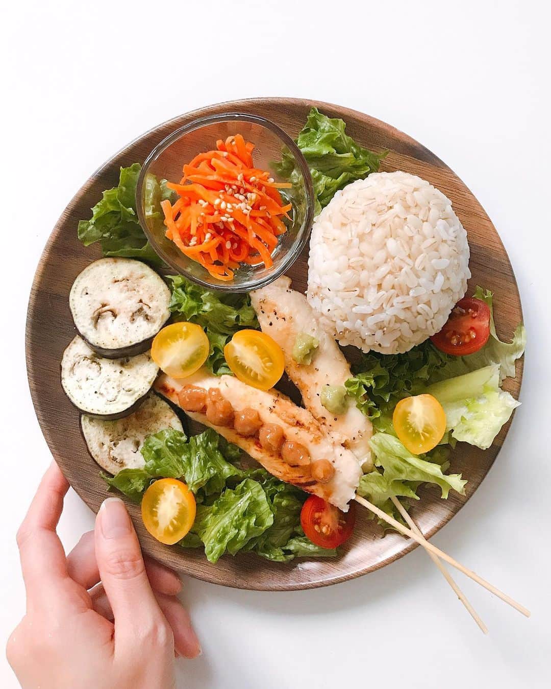 岩佐しおりのインスタグラム：「✔️🍖🥕 ・ こんばんは☀️ 今日のしおごはんは @oryzae_foodcosme さんの フードコスメを使って ササミの串焼きを作りました✌️ お米を発酵させた糀ソース🌈 今腸活をすごく意識してるので これは本当に嬉しい調味料👏💕 しかもこれ１つで味が決まる💯 もうね、美味しすぎる🤤❤︎ インナービューティー頑張るぞ✨ 今日も1日お疲れ様でした❤️ ・ ◎もち麦おにぎり ◎ササミの串焼き ◎ナスグリル ◎キャロットラペ ・ #しおごはん #朝ごはん #串焼き #腸活 #oryzae #pr」
