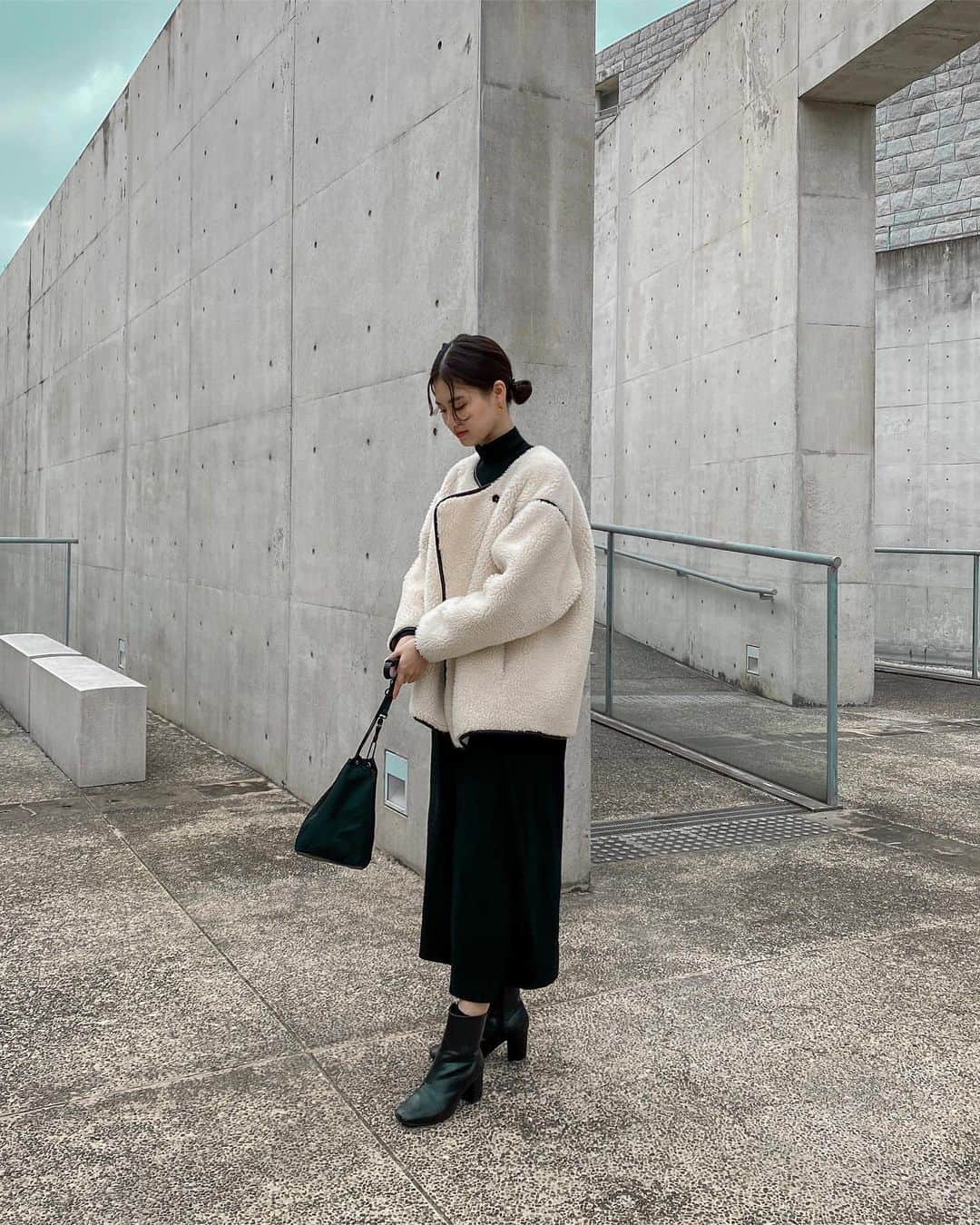 影山可蓮のインスタグラム：「・ ・ Coordinate 🐏 ・ ・ 本日のアウターは、この冬１番のもこもこ、ふわ子さんです。☁️← (カジュアルすぎず使いやすい超あったかボアコート♡)  @akte_official  ・ ・ ・ #outfit #ootd #AKTE #アクテ #instafashion #minimalstyle #minimalfashion #classicstyle #simpleoutfit #everydaylook  #コーデ #コーディネート #今日のコーデ #私服  #karen_k_outfit」