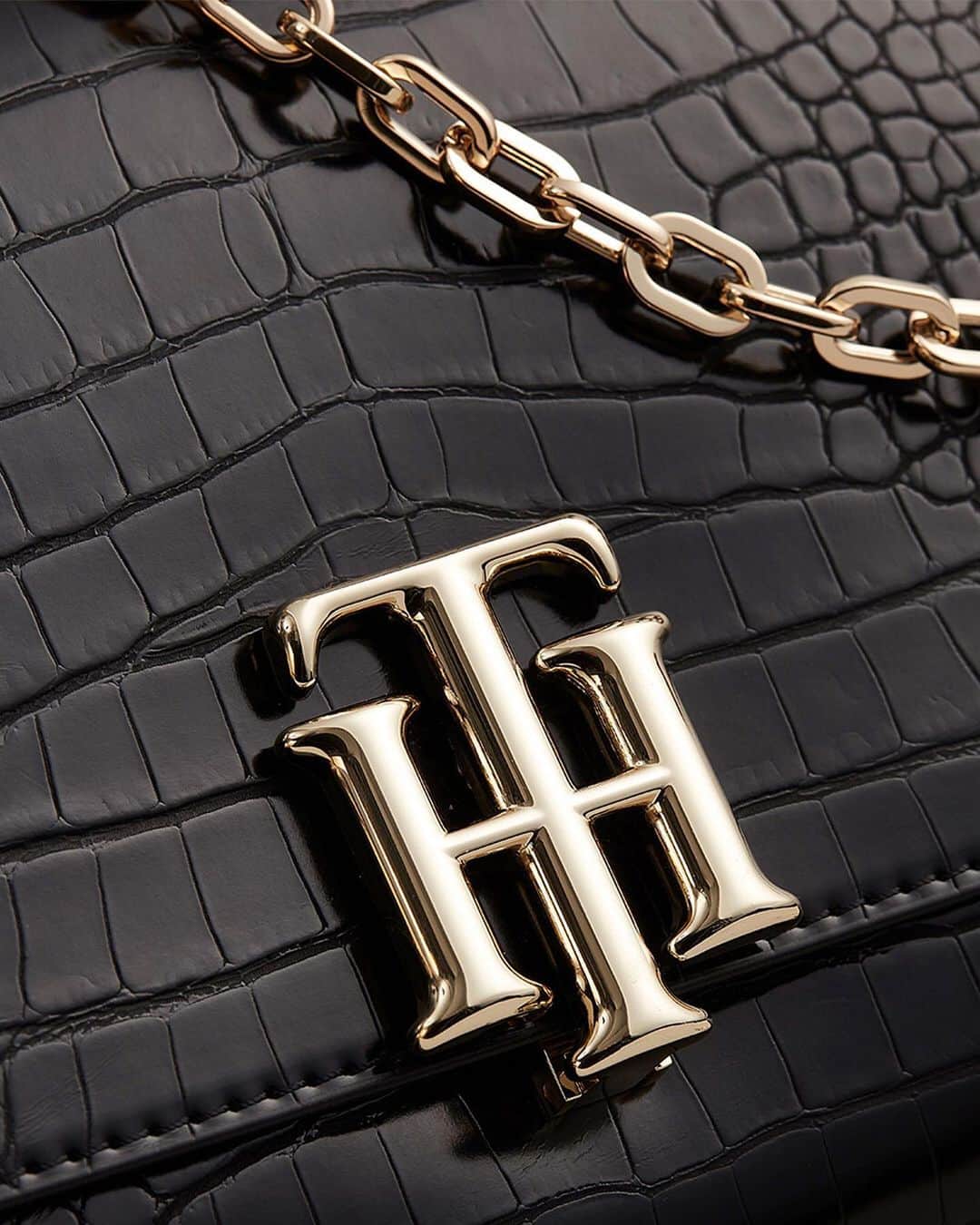 Tommy Hilfigerさんのインスタグラム写真 - (Tommy HilfigerInstagram)「Elegant #TommyHilfiger Lock ✅ Gold detail chain ✅ A bag that ticks all the boxes…✅」11月25日 21時02分 - tommyhilfiger
