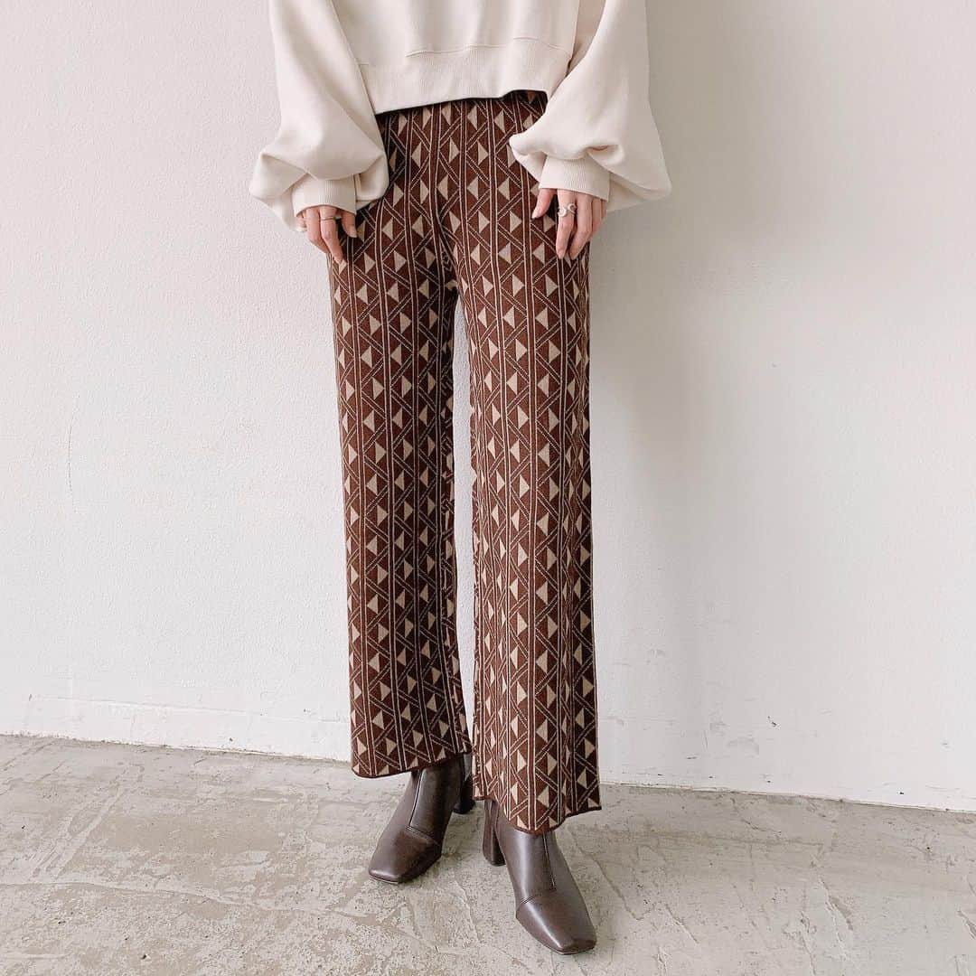 Vannie Officialのインスタグラム：「⠀ 【VANNIE U　ジャガード柄ニットパンツ　】3,500+tax ⠀  《styling》 今季大注目のジャガード織のニットパンツが登場♡ ニットで表現された総柄が冬のコーデを高めてくれます♪ ニットやスウェットなどでシンプルに合わせるだけでオシャレにキマるトレンドアイテムです◎  ⠀ 《detail》 スッキリとしたシルエットだけどラインを拾わない安心設計！ 密な編地で冬場もあったかく、透ける心配がありません♪ コーデに馴染むブラウンと、春を先取りしたくすみブルーに2色でご用意しました♡  ⠀ 《fabric》 ちくちくしない肌触りの良いニット使用 ⠀ ⠀ ⠀ #vannie_u#ヴァニーユー #ZOZOでしか買えない⠀⠀  お問い合わせはDMまでご連絡ください‪‪☺︎‬」