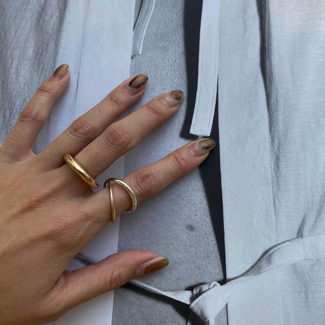 水野里砂のインスタグラム：「お気に入りの二つ🖤  #dlawjewelry」